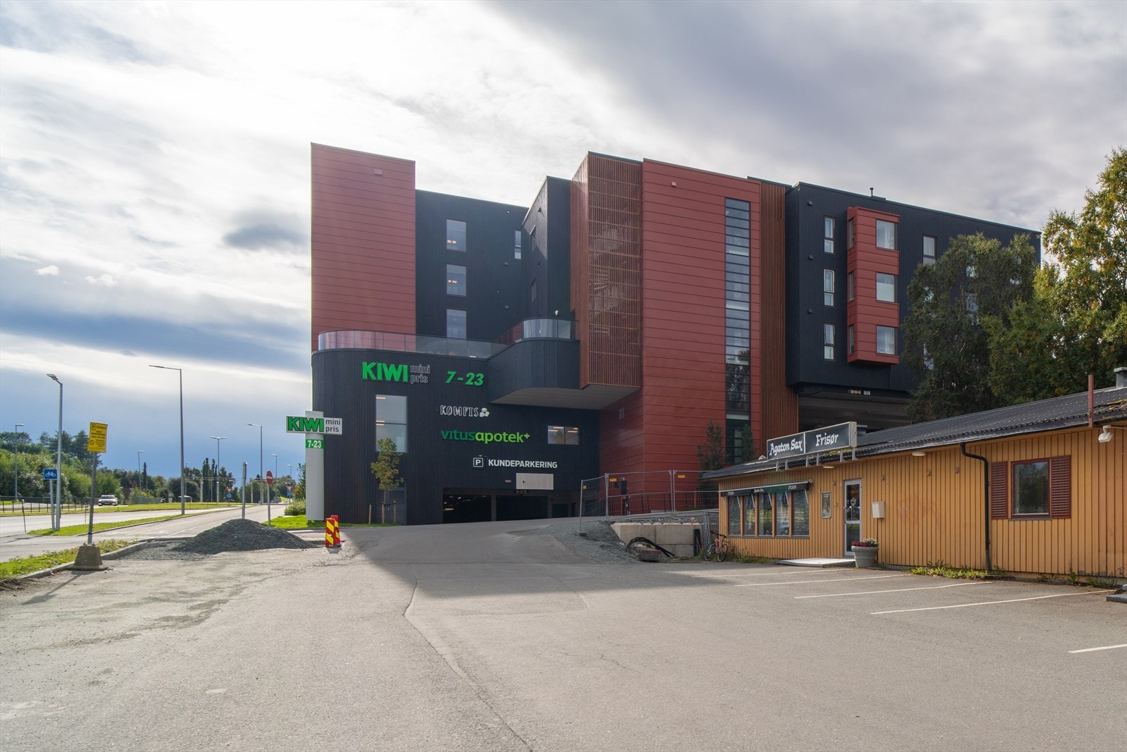 Like ved ligger også Kiwi, apotek og ikke minst Kompis restaurant med sine hjemmelagede burgere. Galleribilde