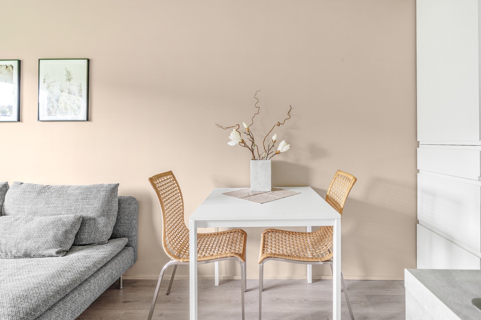 Leiligheten har en god utforming som gir rom for et lite spisebord i tillegg til sofa. Galleribilde