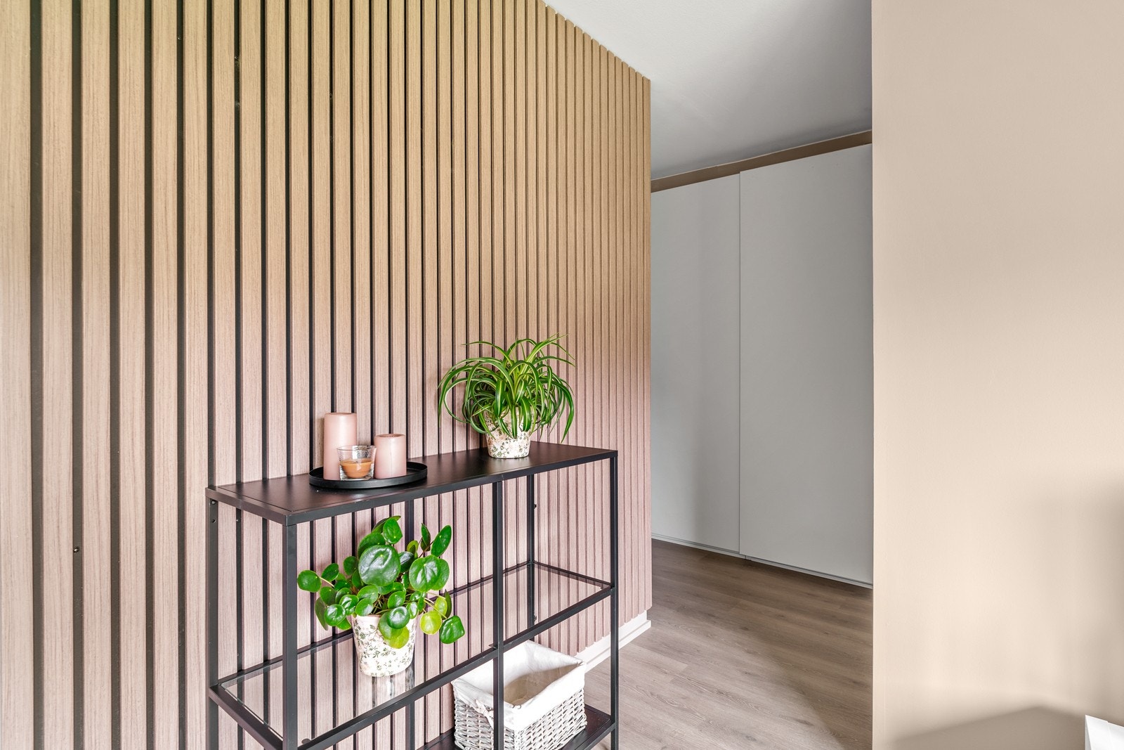 Spileveggen på stuen er et blikkfang og flott brytning mot de øvrige veggflatene. Galleribilde