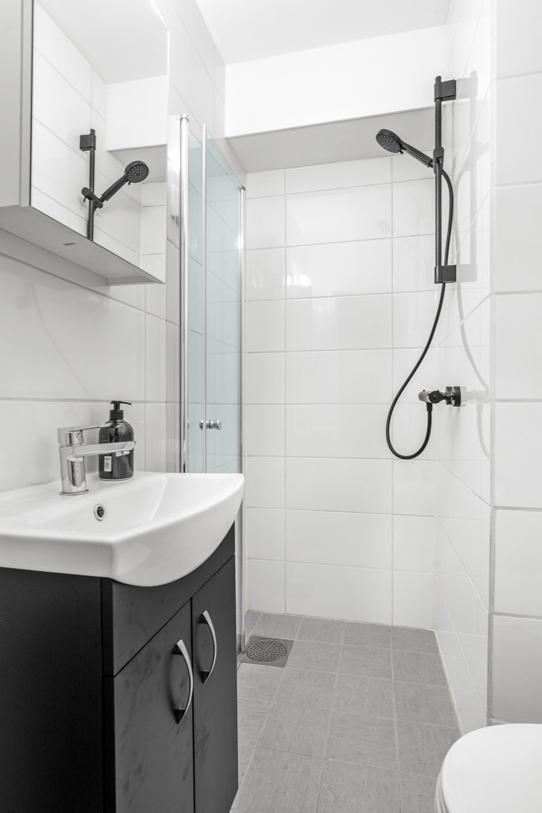 Badet fra 2021 har blant annet innfellbar dusjvegg og gulvvarme. Galleribilde