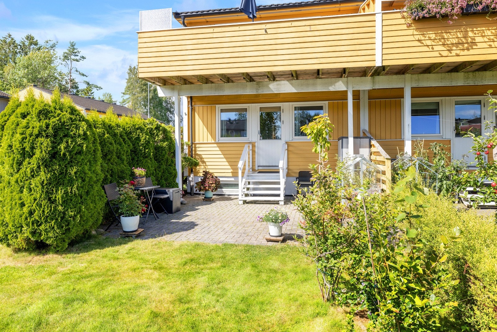 Hovedsoverommet har utgang via trapp til en steinsatt uteplass som er overbygget. Galleribilde