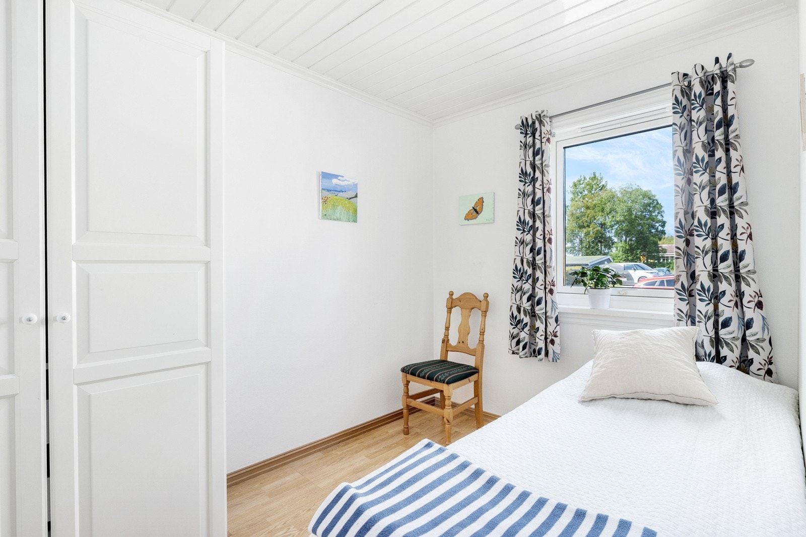 Rekkehuset har tre soverom. To av rommene er lysmalte og ett har tapetserte vegger. Galleribilde