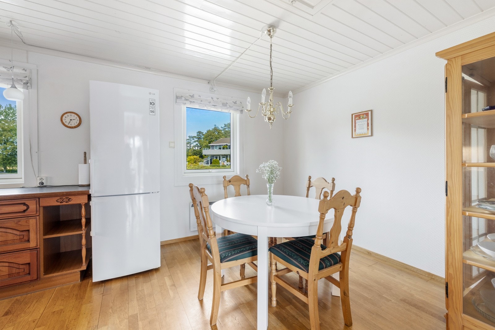 Spiseplassen på kjøkkenet skaper et hyggelig samlingspunkt for familie og venner. Galleribilde
