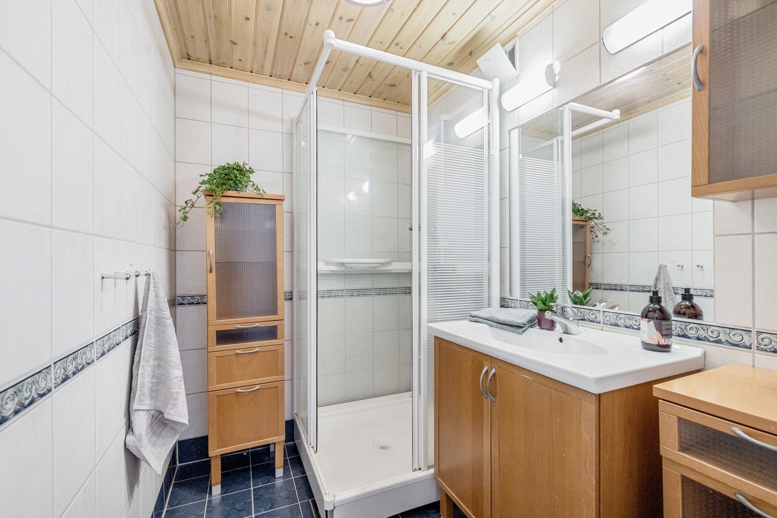 Badet ligger i første etasje, har flislagte overflater og varme i gulvet. Galleribilde