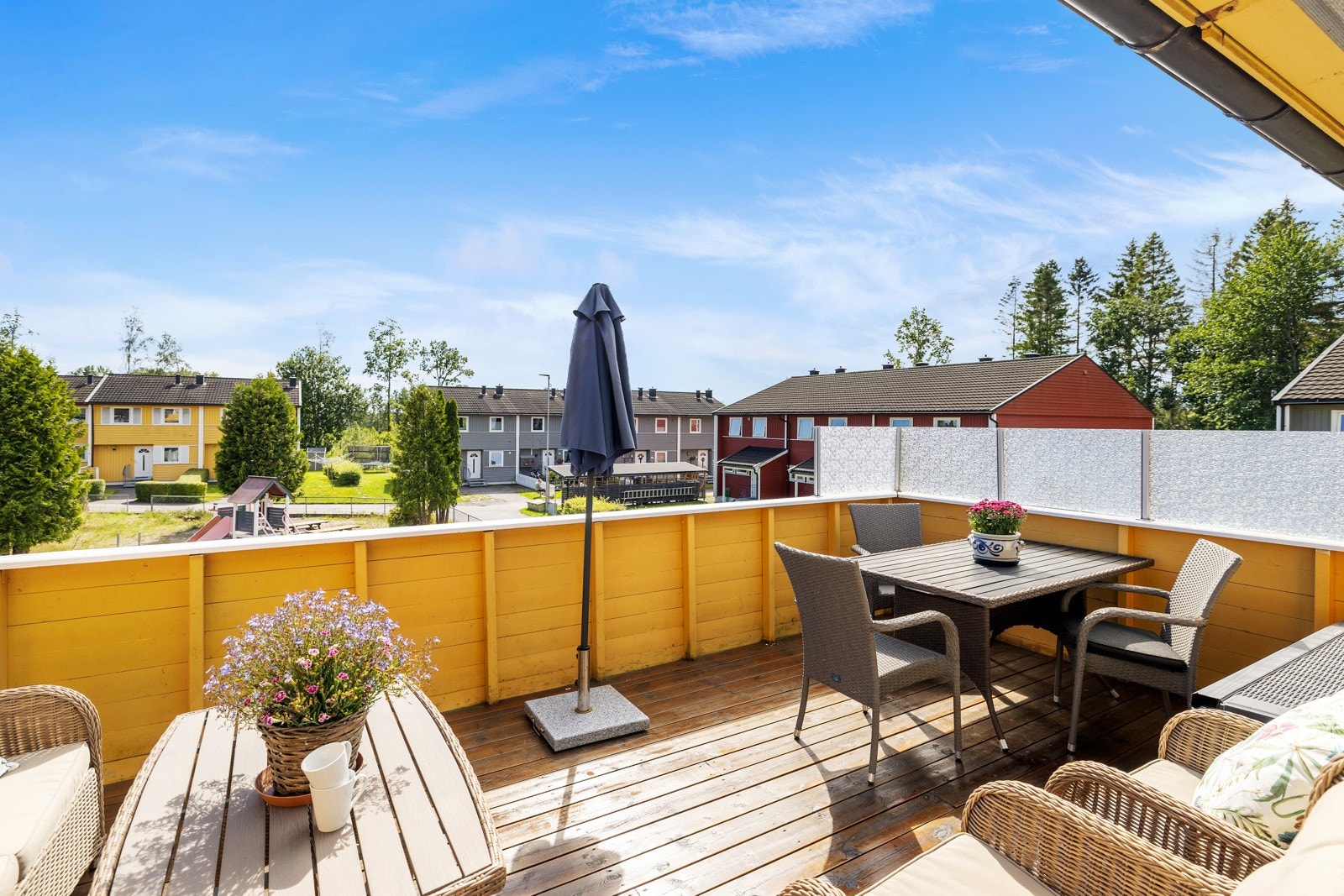 I andre etasje har stuen utgang til en solfylt terrasse på ca. 18 kvm med glassrekkverk. Galleribilde