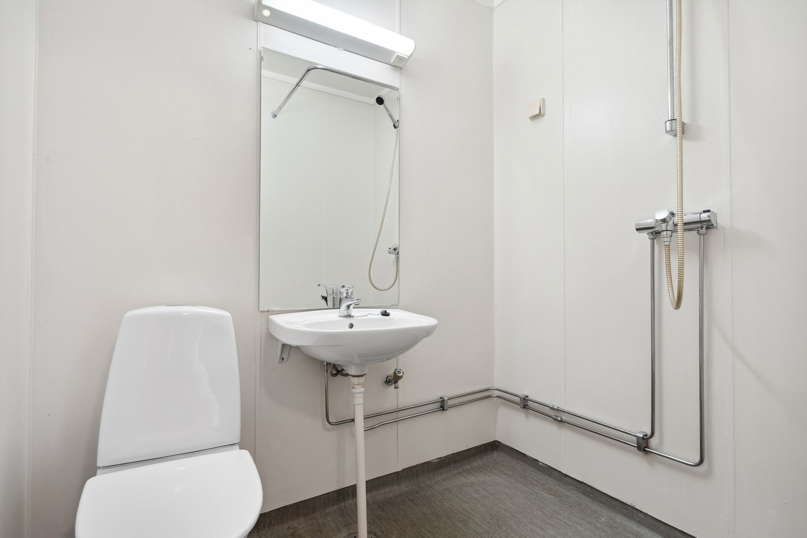 Vegghengt dusj med mulighet for kabinett. Galleribilde