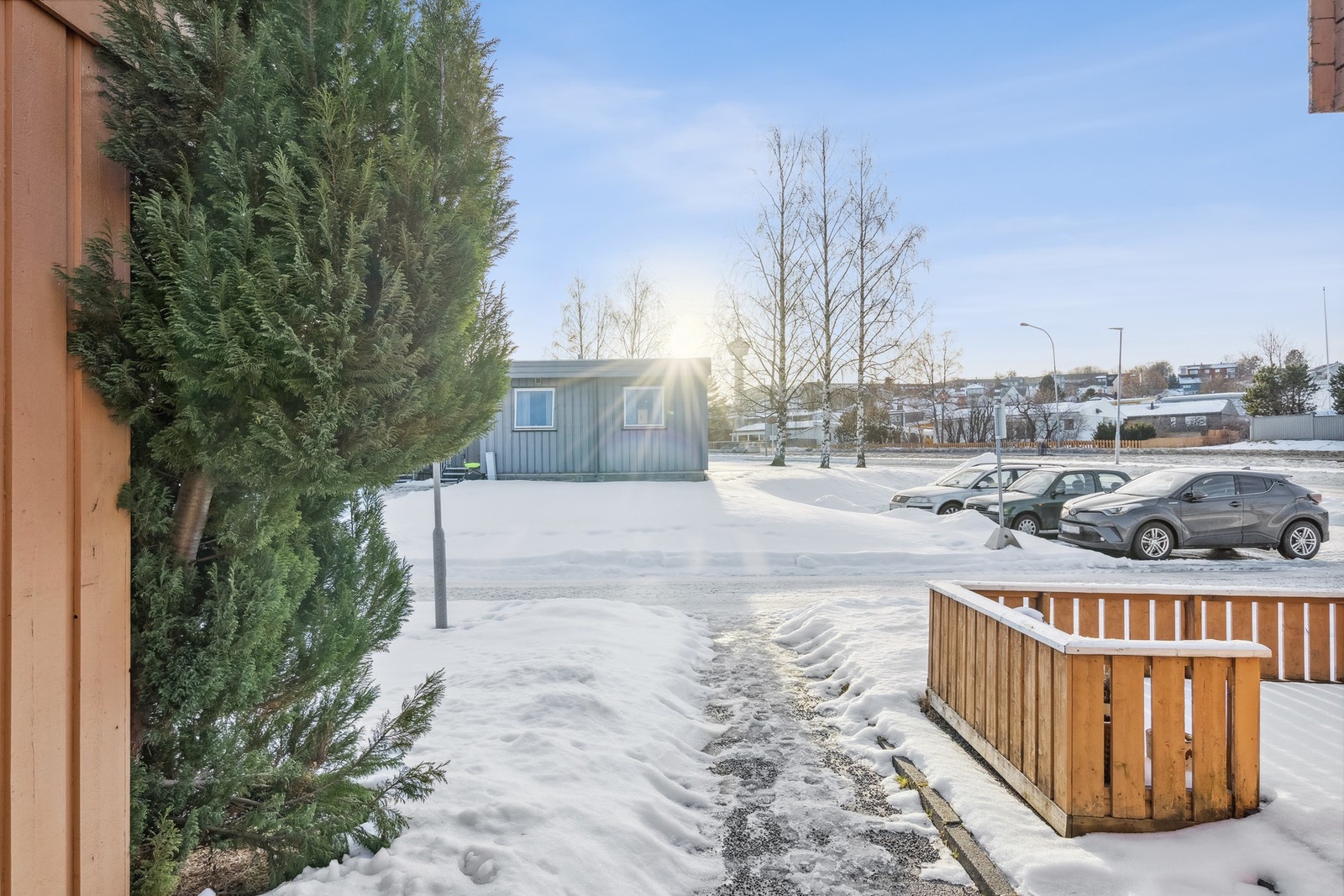 Parkering rett utenfor leiligheten, her er det ikke noen faste plasser. Galleribilde