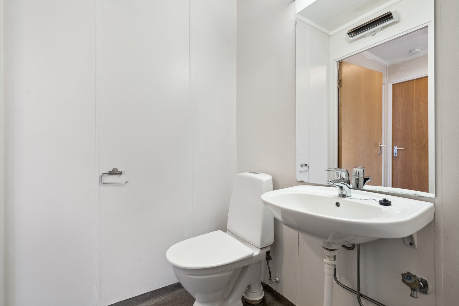 Badet består av toalatt og dusj. Galleribilde