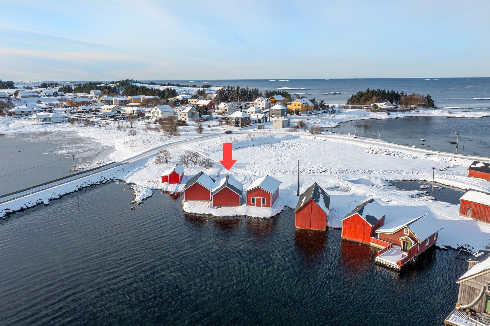 Naustet har beliggenhet på Harøy. Galleribilde