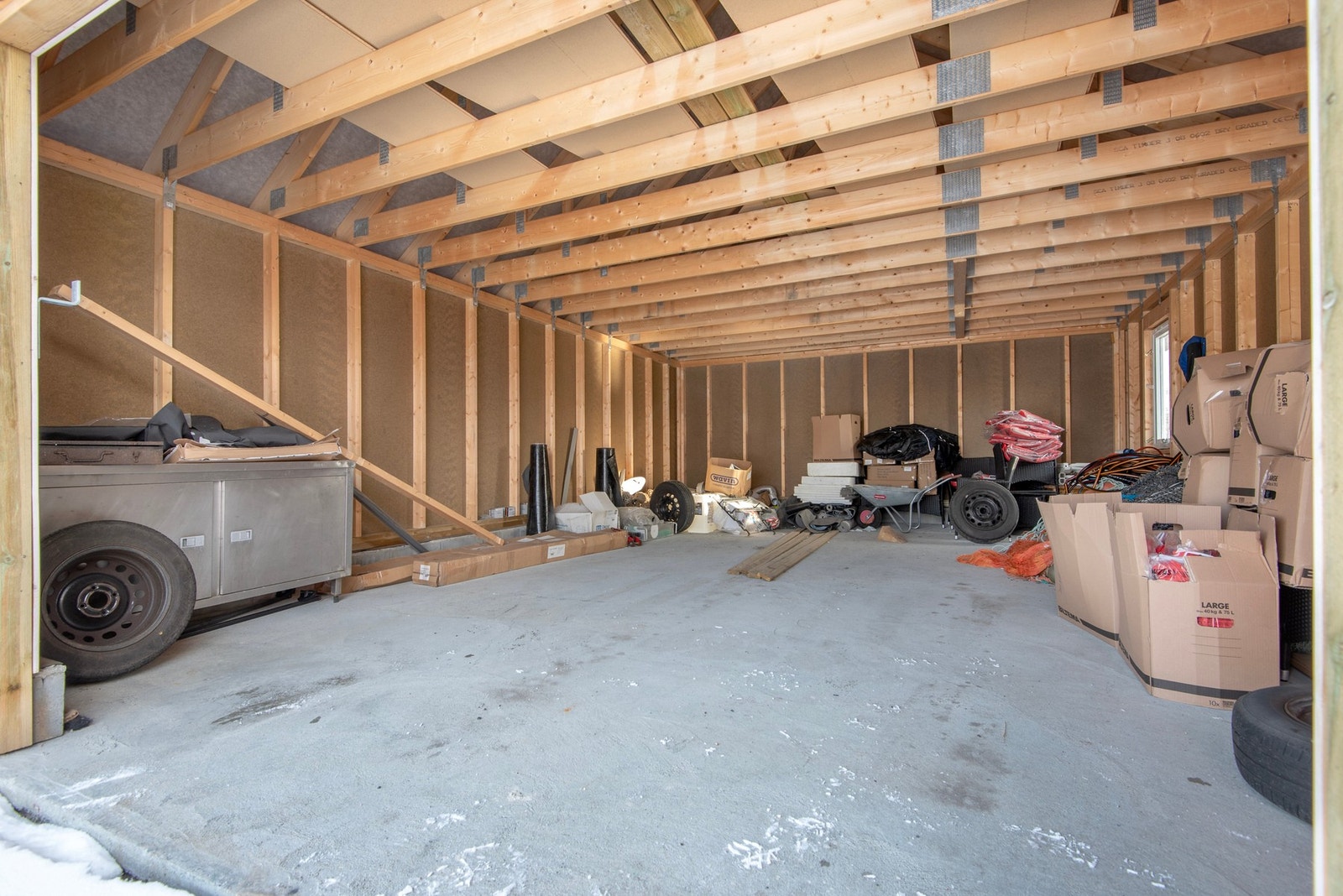 Innvendig er gulv støpt med himling mot loft og vegger er ikke kledd. Galleribilde