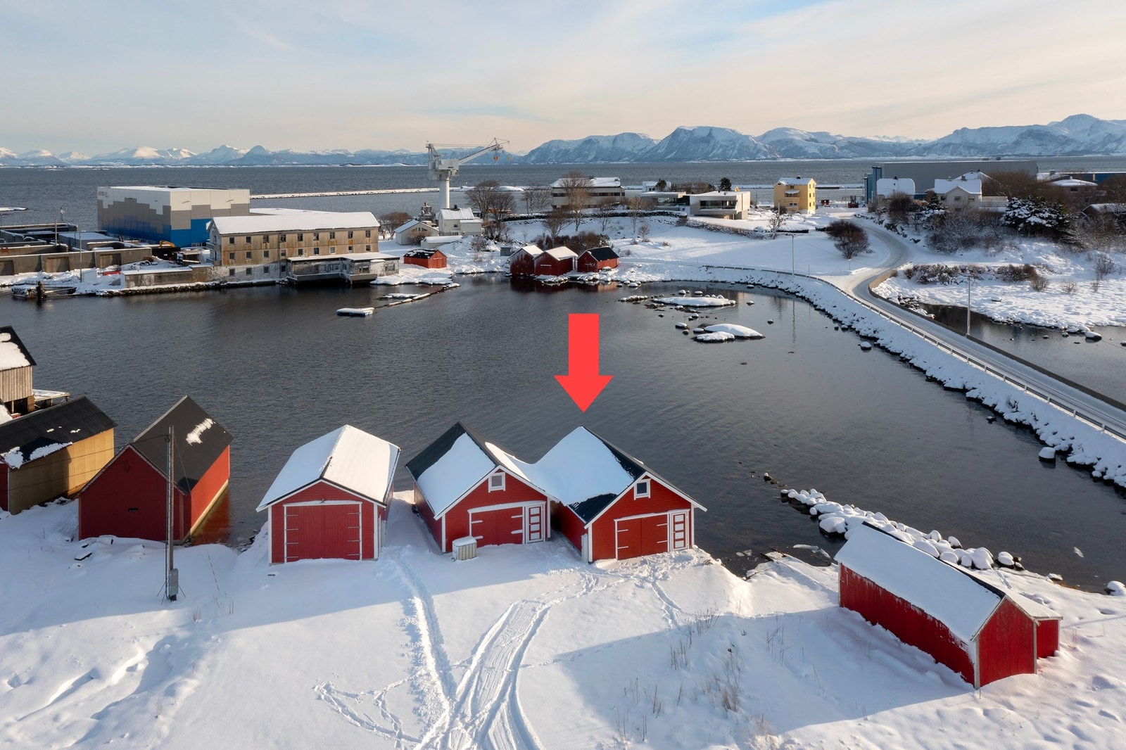 EiendomsMegler 1 v/ Emilie Myren har gleden av å presentere flott naust med herlig beliggenhet! Galleribilde