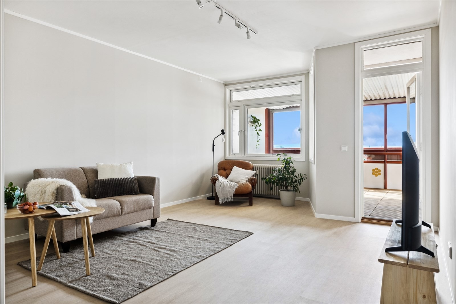 Stua er lys og romslig med plass til både sofagruppe og spisebord om ønskelig. Galleribilde