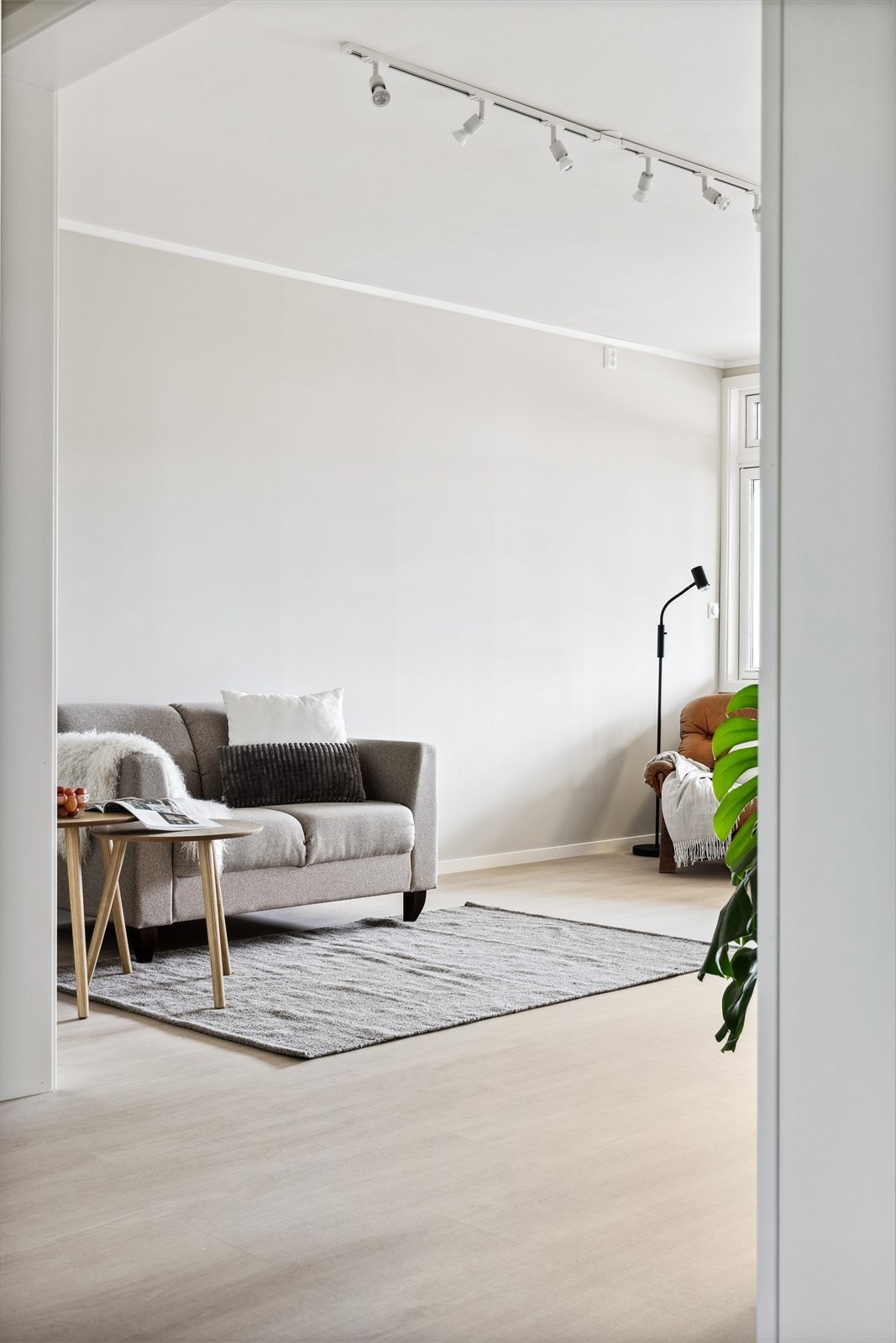 I stua er det lagt skjult elektrisk anlegg slik at du slipper ledninger. Galleribilde