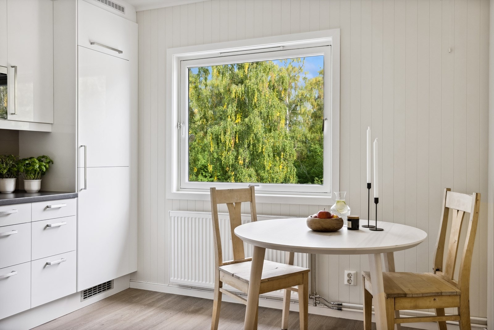 Ved vinduet er det plass til et lite spisebord hvor man kan nyte utsikten mot friområdene mot Børstad. Galleribilde
