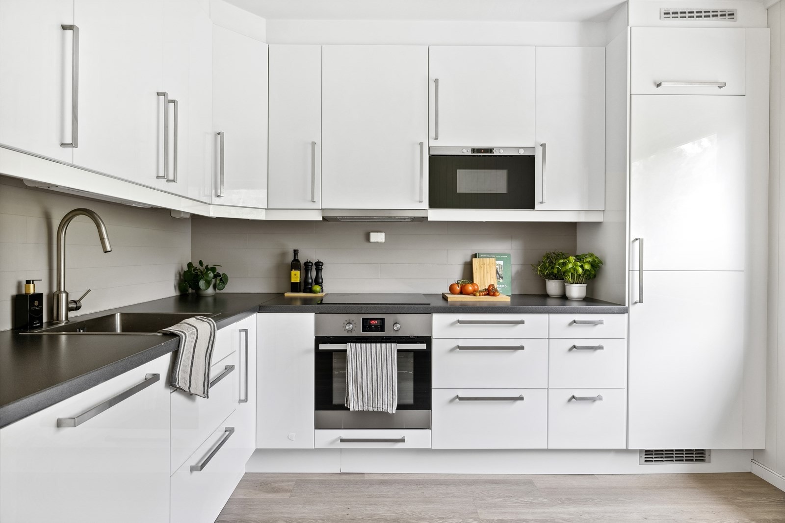 Kjøkkenet er separat og har innredning fra IKEA montert ny i 2015. Det består av over-, under- og høyskap i laminerte skrog med hvite, glatte fronter. Galleribilde
