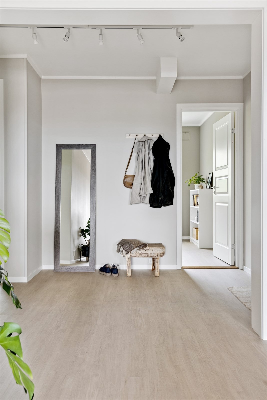 Entréen er lys og romslig og har god plass til garderobeløsning for sko og yttertøy. Galleribilde