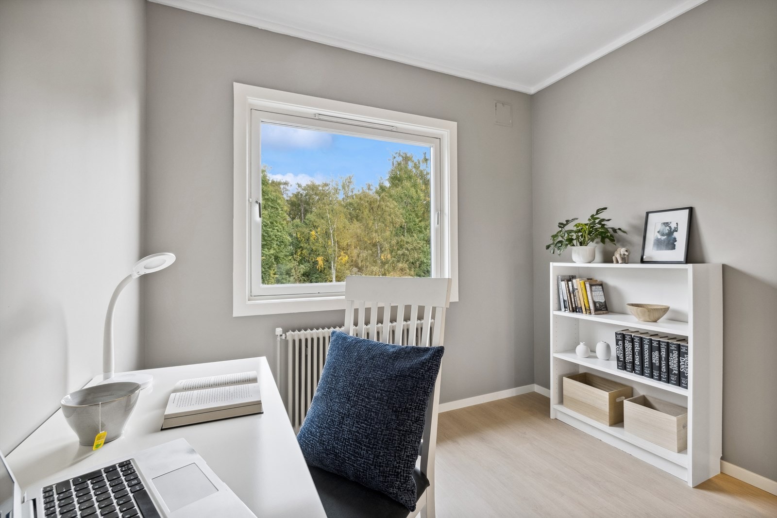 Soverom nummer to passer fint som gjesterom, kontor eller barnerom. Rommet er oppgradert i 2023 med walls to paint plater, nytt gulv og skjult elektrisk anlegg. Galleribilde