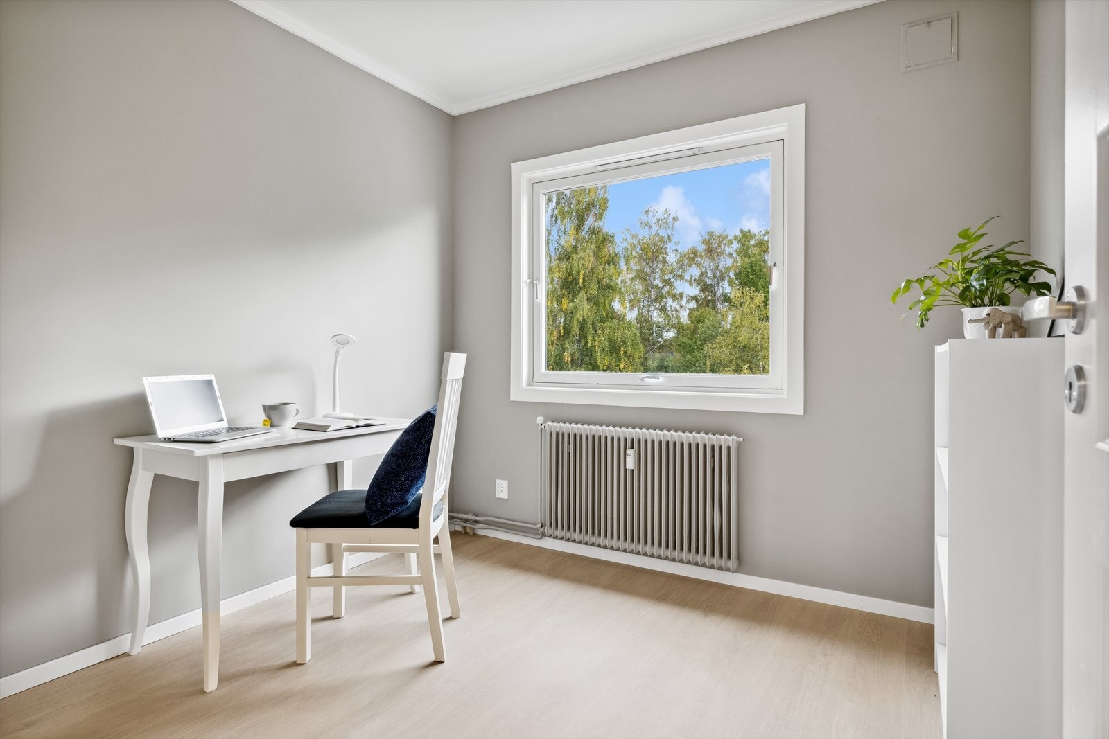 Alle rom i leiligheten forutenom badet varmes opp via radiatorer med fjernvarme. Det betales inn månedlig á konto beløp via felleskostnadene. Galleribilde