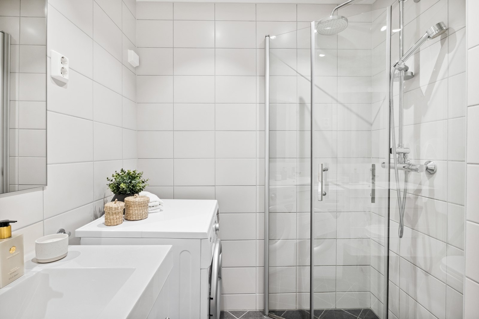 Badet er pusset opp i regi av borettslaget i 2018. Det er fliser på vegger og gulv og elektriske varmekabler i gulvet. Galleribilde