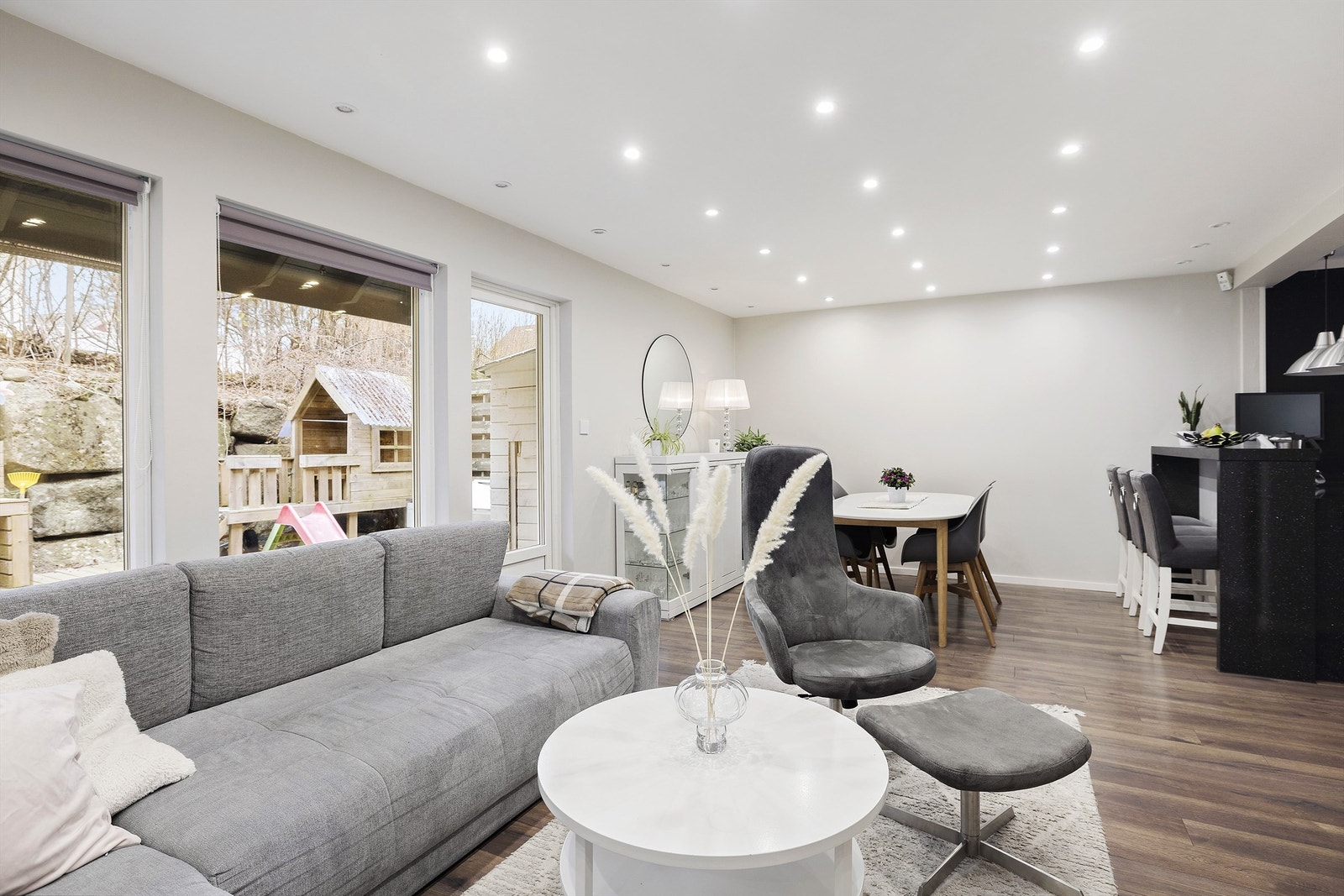 Velkommen til Liafaret 51! Romslig stue med plass til både sofagruppe og spisetue. Galleribilde