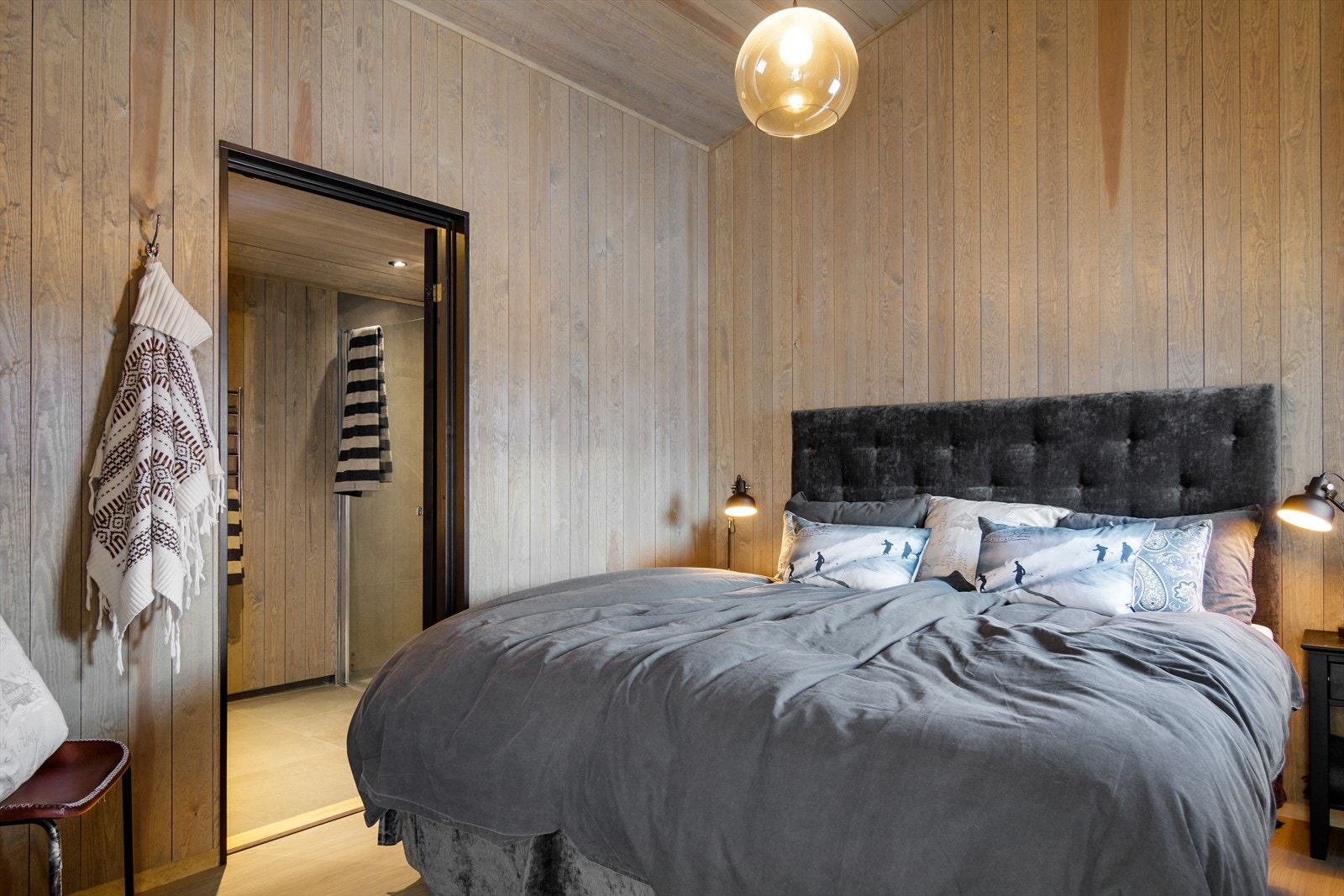 Hovedsoverom/soverom nr 1 med baderom i direkte tilknytning. Galleribilde