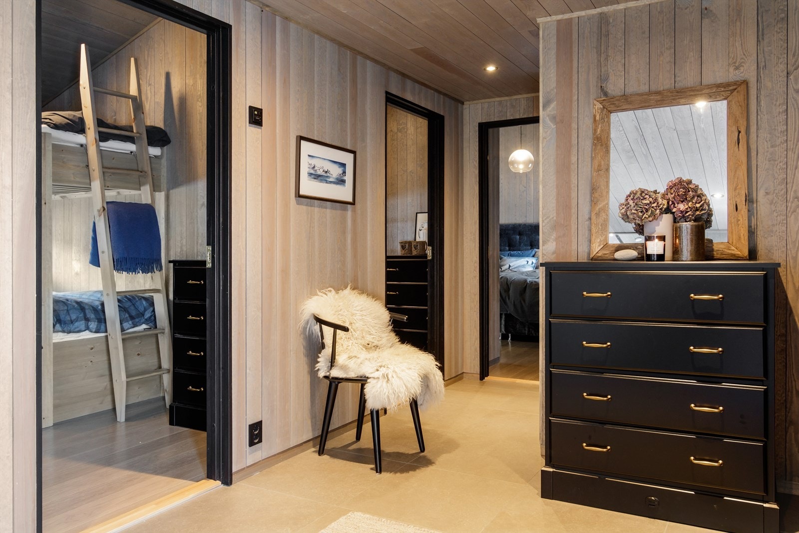 Hall med mulighet for garderobeplass og gang mot soverom. Galleribilde