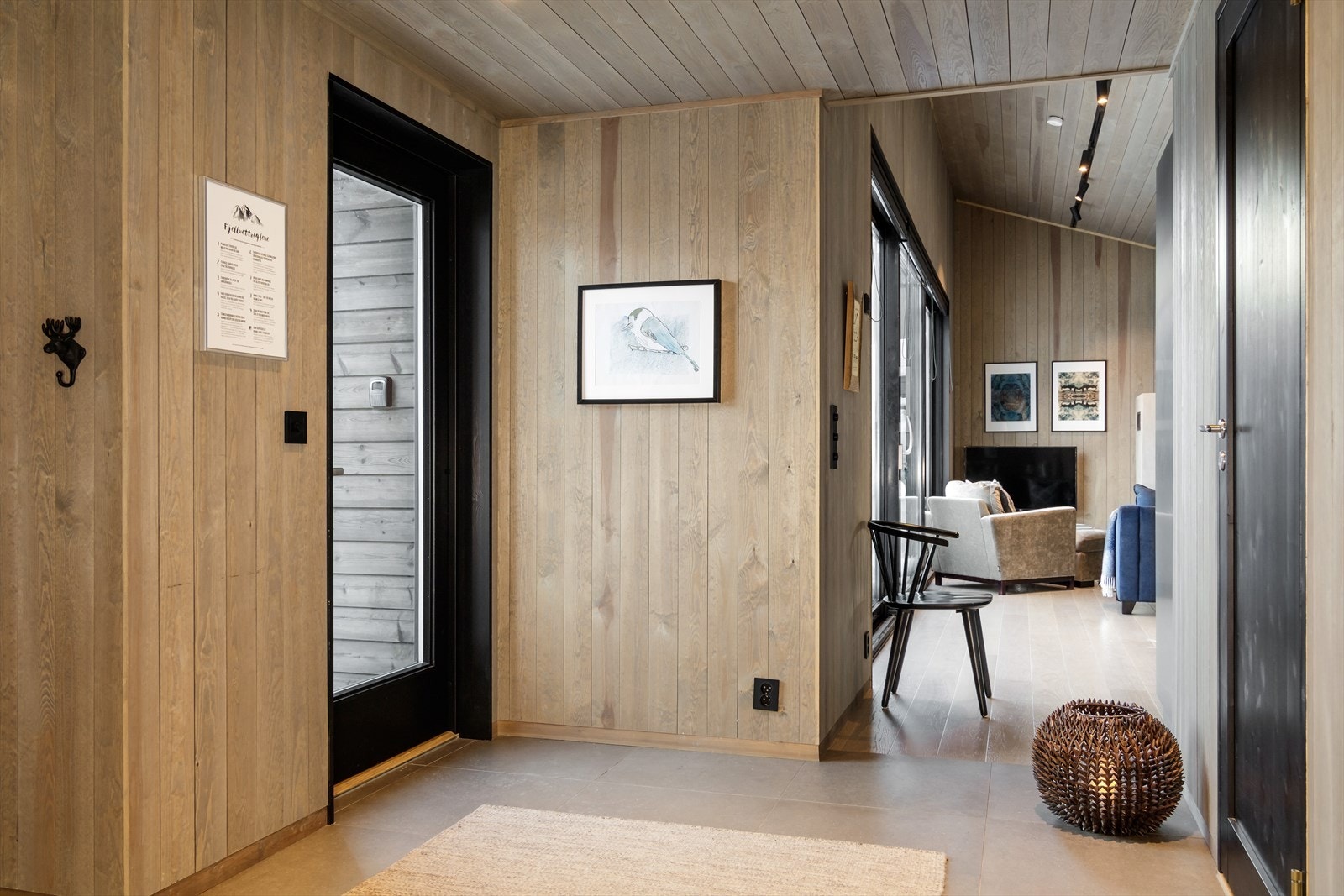 Fra hall/inngangsparti og oppholdsrommet. Galleribilde