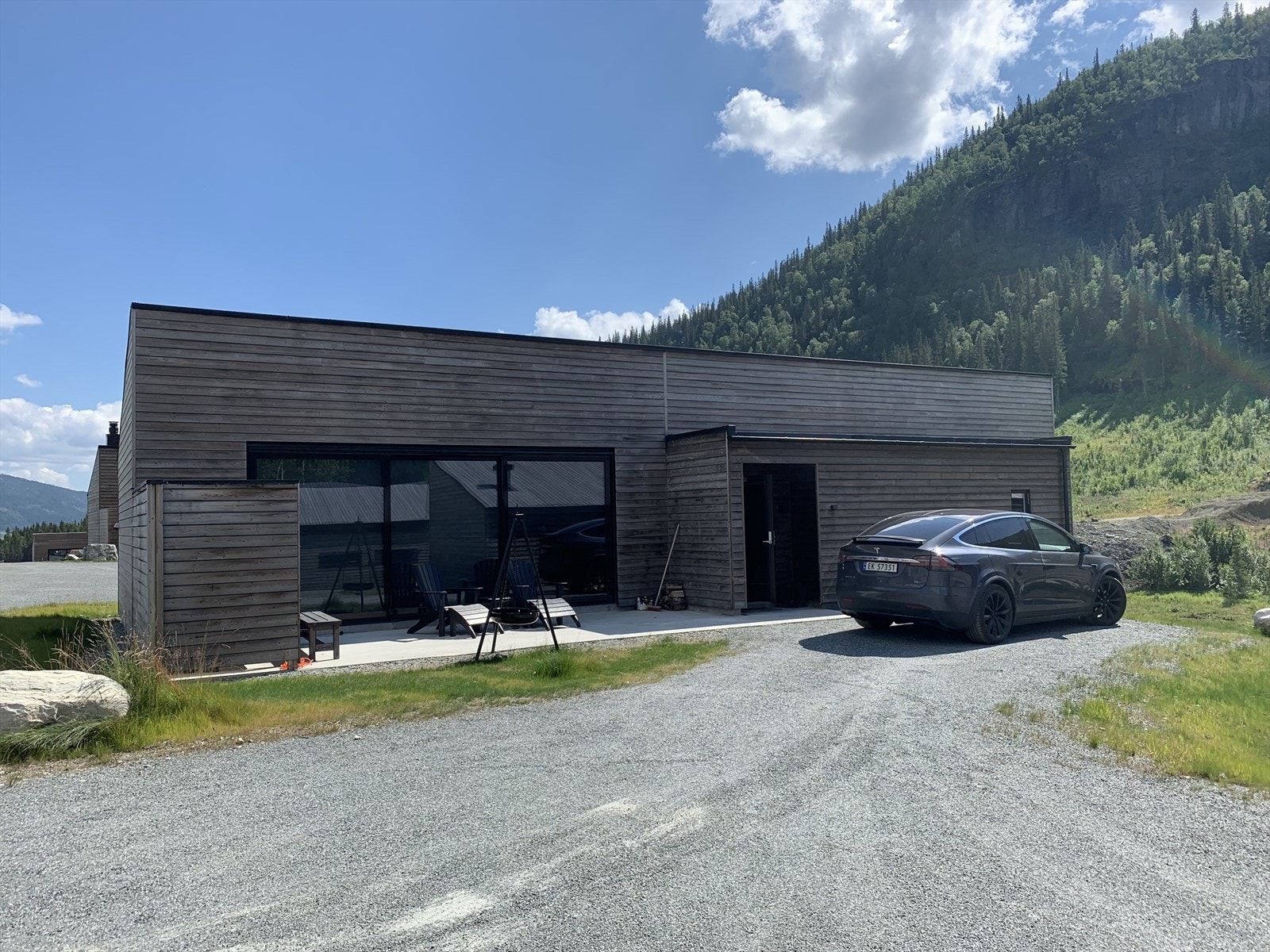 Hytta har gode parkeringsforhold på egen tomt. På østsiden (baksiden) av hytta er det også tilrettelagt parkering med elbil lader på yttervegg. Galleribilde