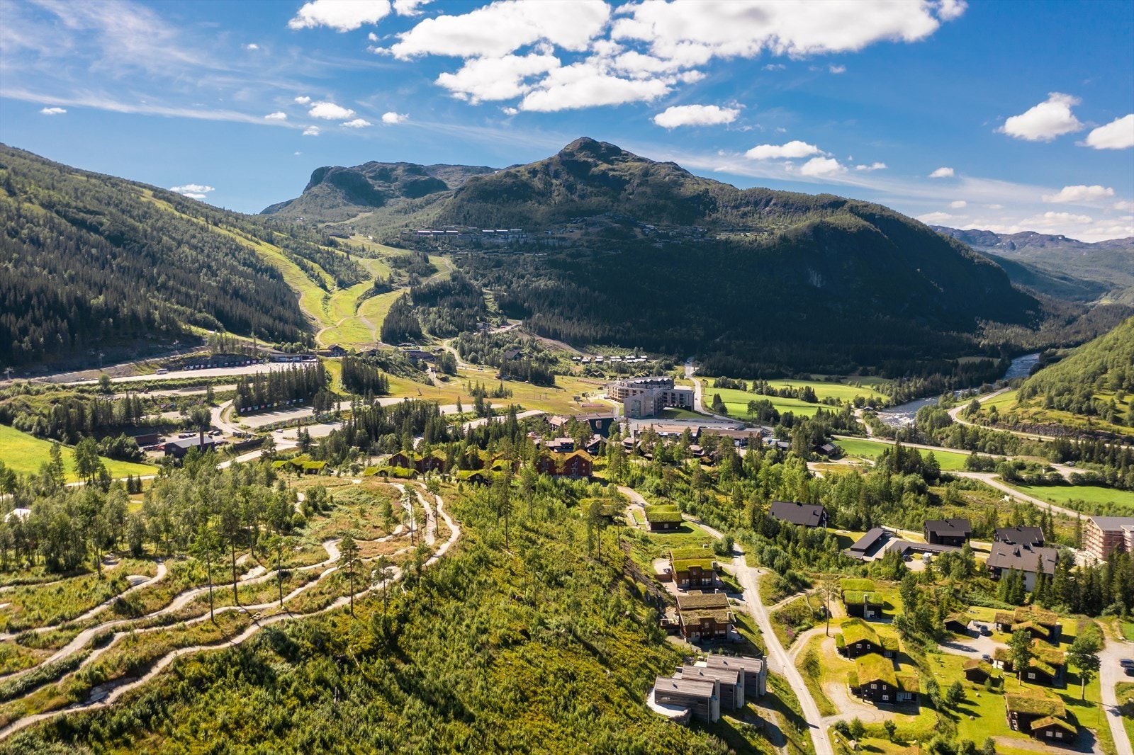 Tottelie ligger meget strategisk plassert midt mellom Hemsedal sentrum og Hemsedal skisenter. Område er levende året rundt og byr på en komplett opplevelsesmeny! Galleribilde