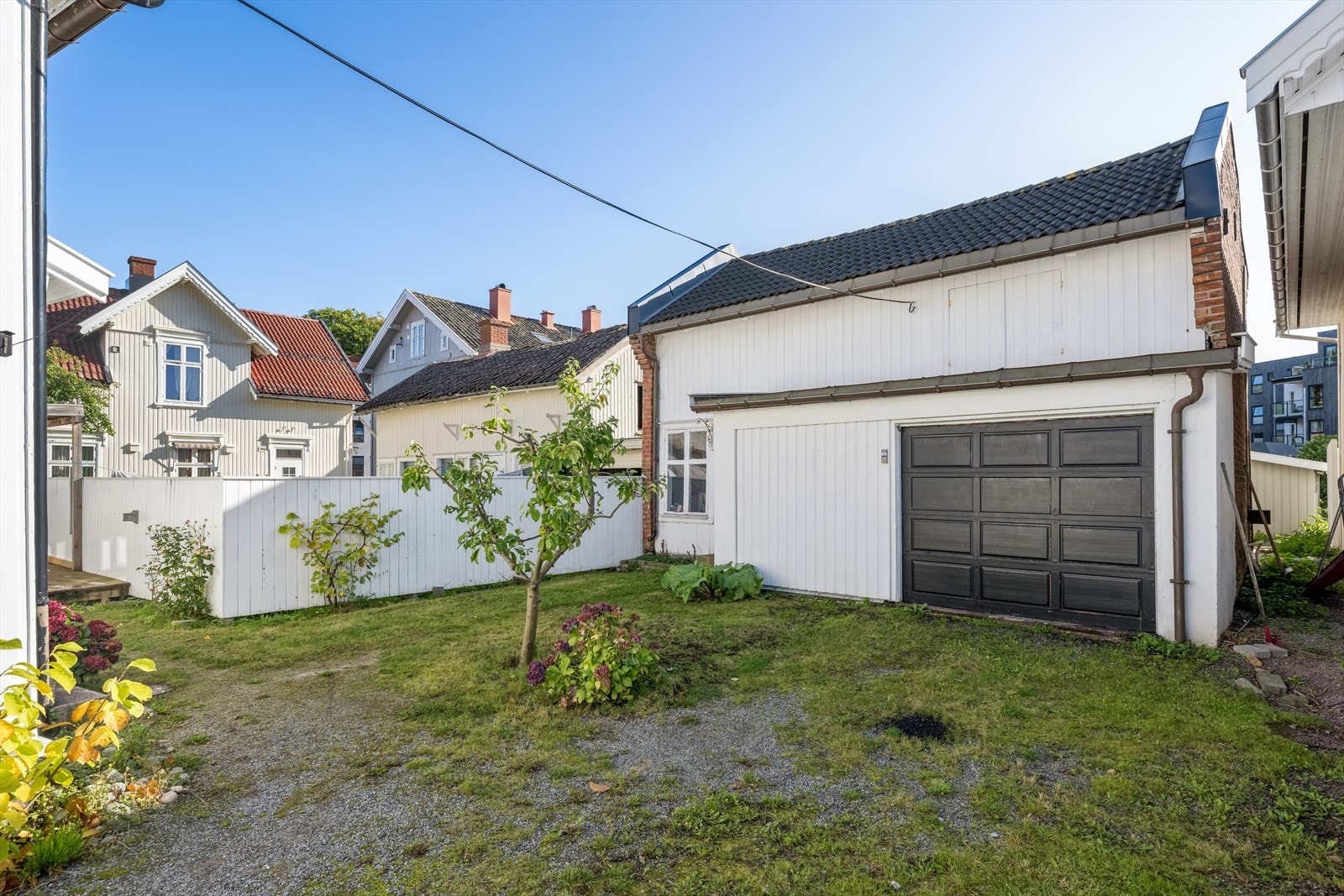Garasje og bodbygget Galleribilde