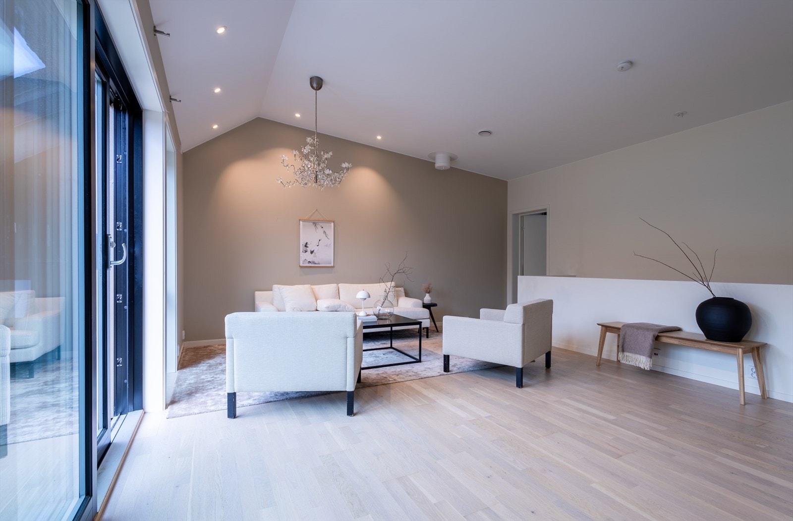 Stuen er av god størrelse og kan enkelt innredes med sittegruppe Galleribilde