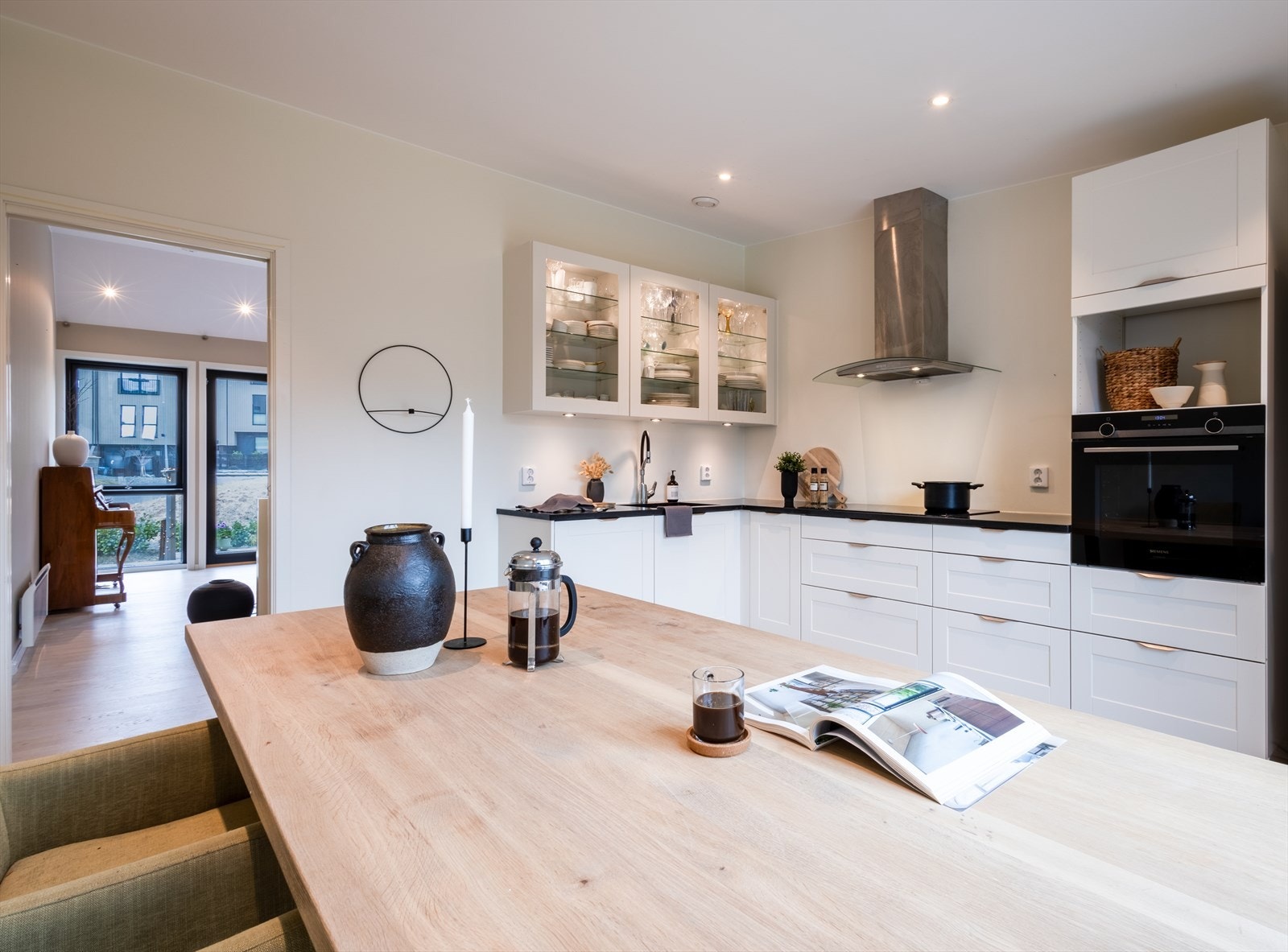 Av hvitevarer finner vi induksjonsplatetopp, innebygd stekeovn, integrert oppvaskmaskin Galleribilde