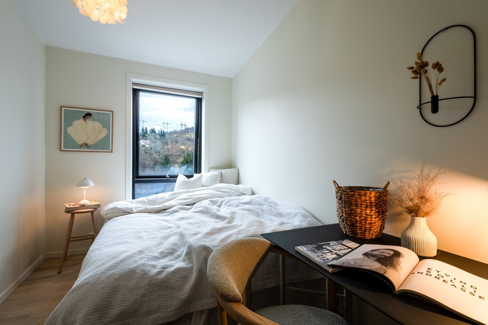 Boligen har 4 soverom. 1 av soverommene ligger i 3.etasje. Galleribilde