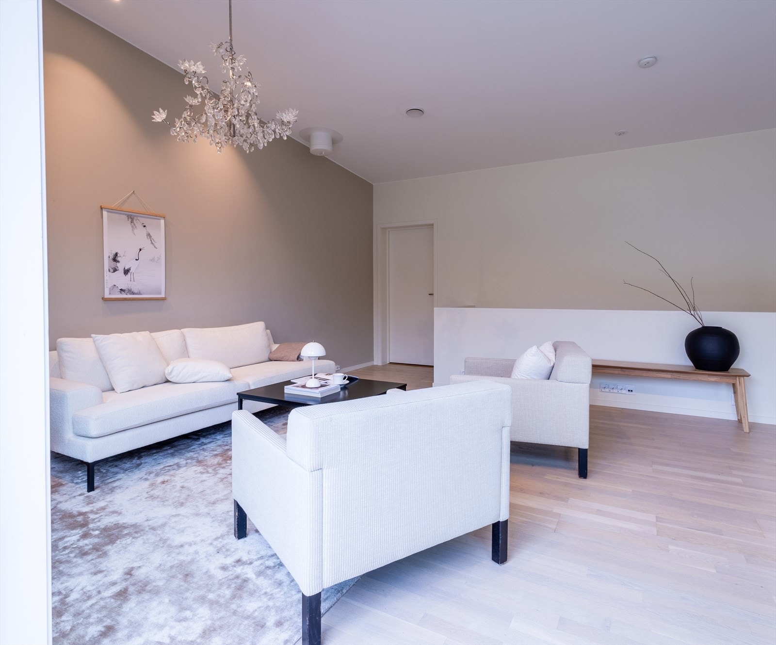 I boligens 3.etasje finner man hverdagsrommene stue og kjøkken Galleribilde