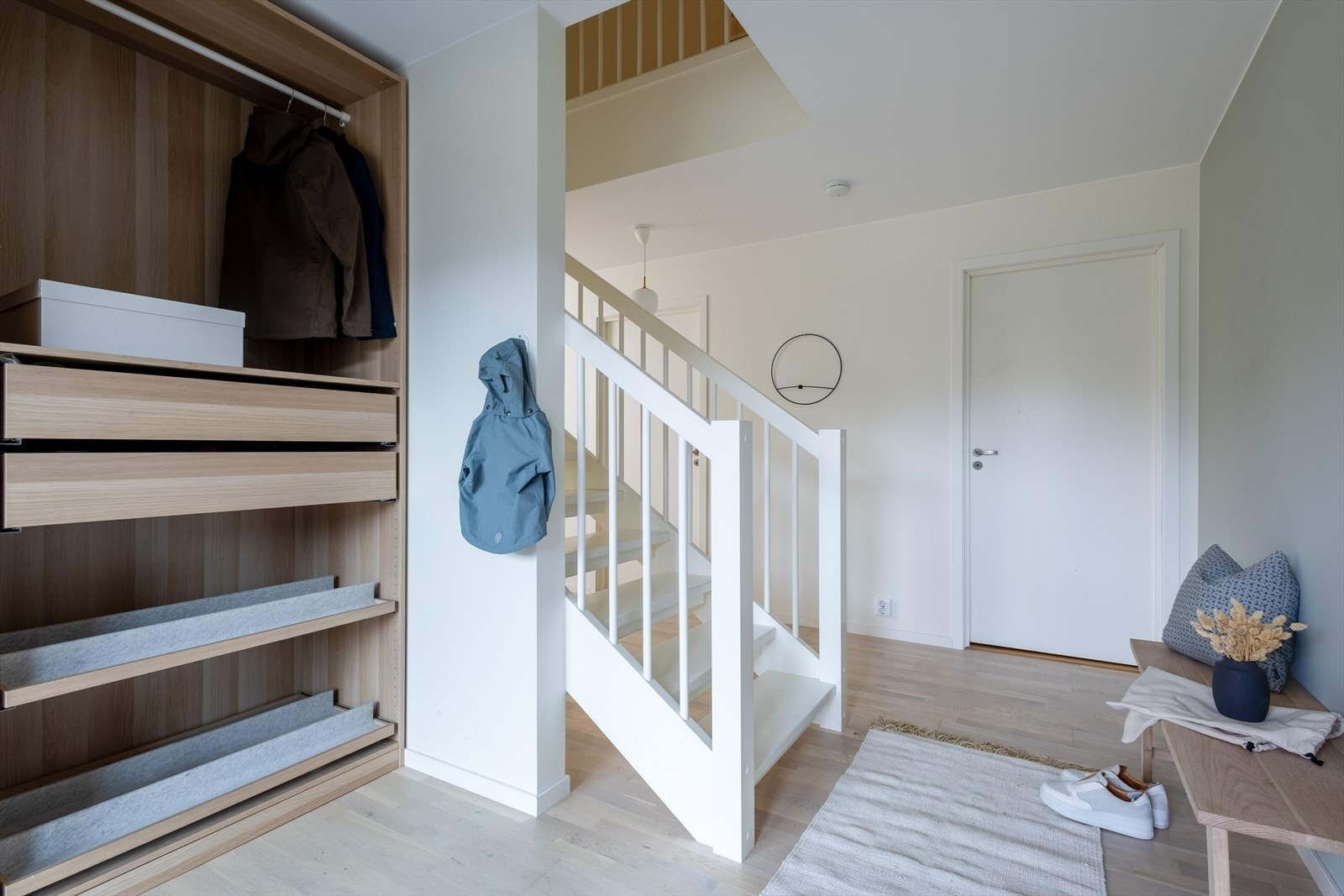 Det er god plass til å henge av seg yttertøy og sette fra seg sko i gang Galleribilde