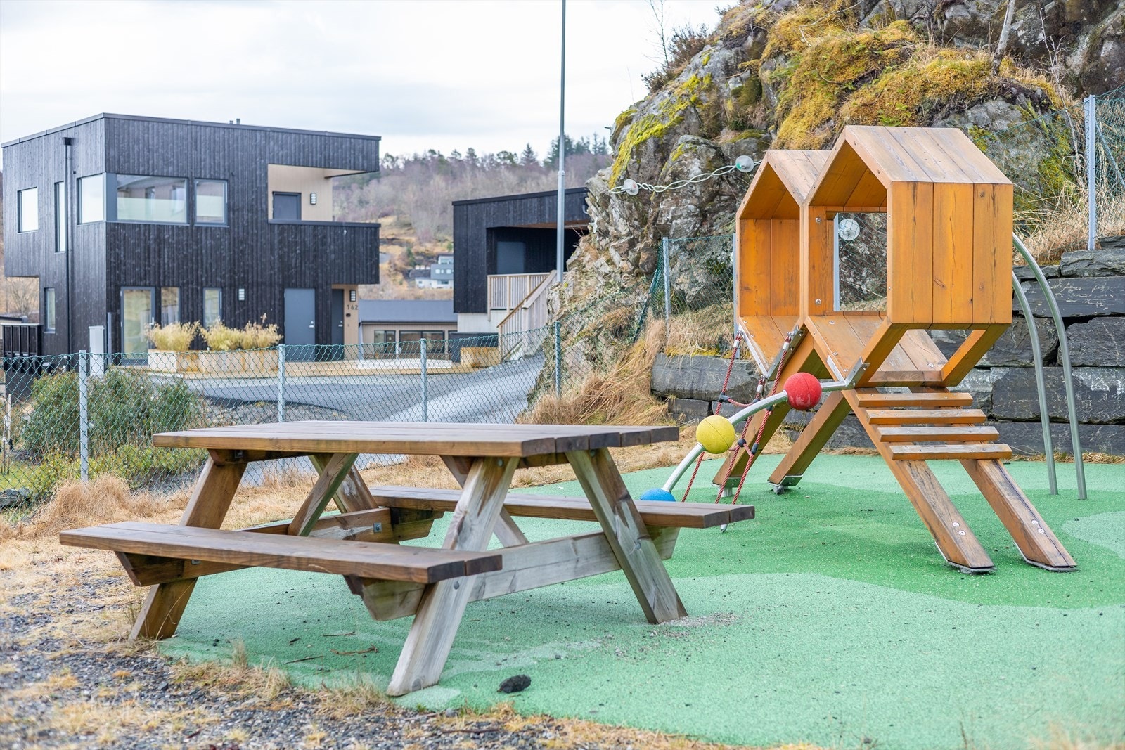 Barnevennlig nabolag med hyggelig lekeplass Galleribilde