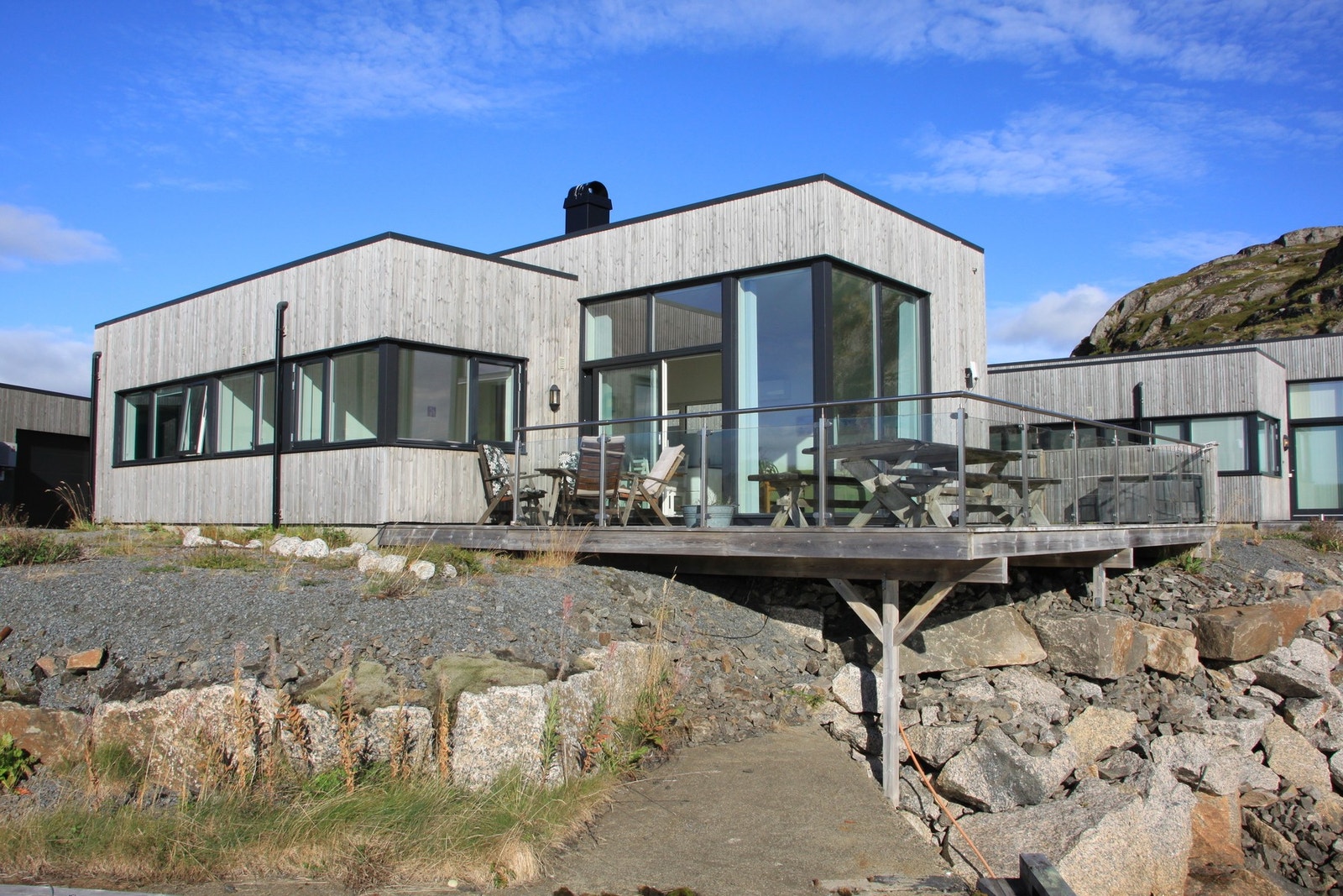 Fritidsboligen har et romslig og solrikt uteområde Galleribilde