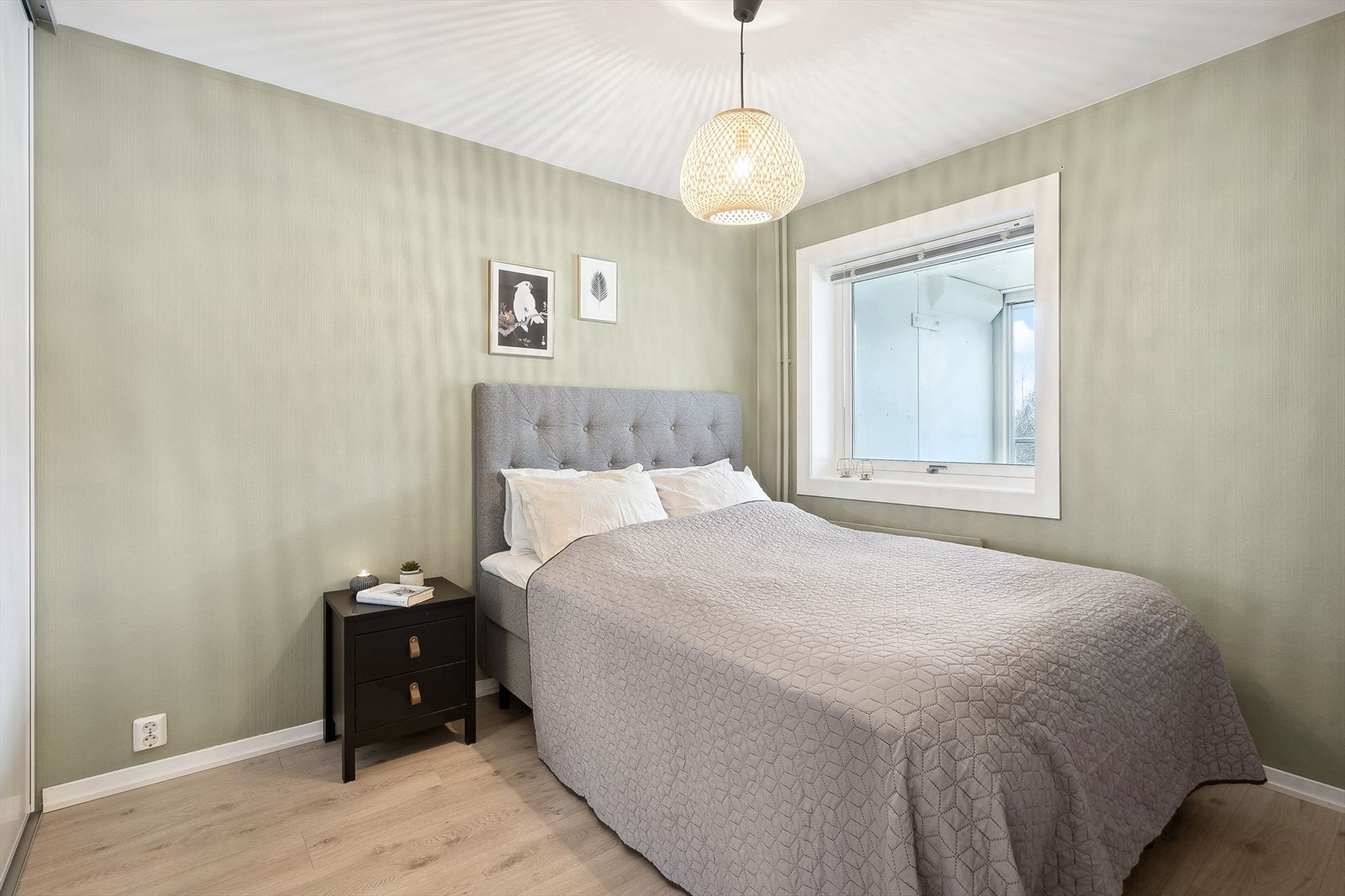 Leiligheten har et godt og hyggelig soverom. Galleribilde