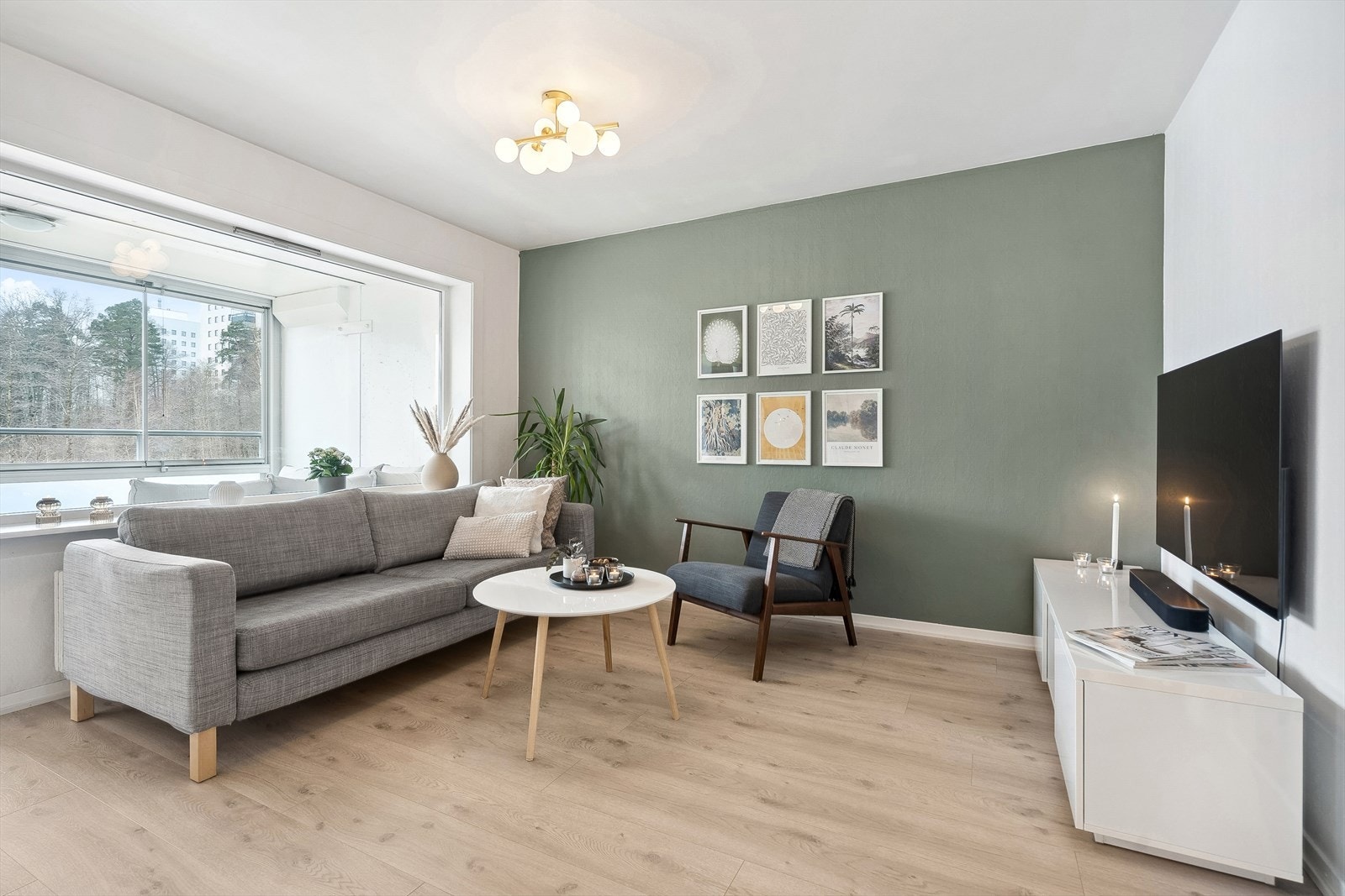 Stuen er av fin størrelse og har flere møbleringsmuligheter. Galleribilde