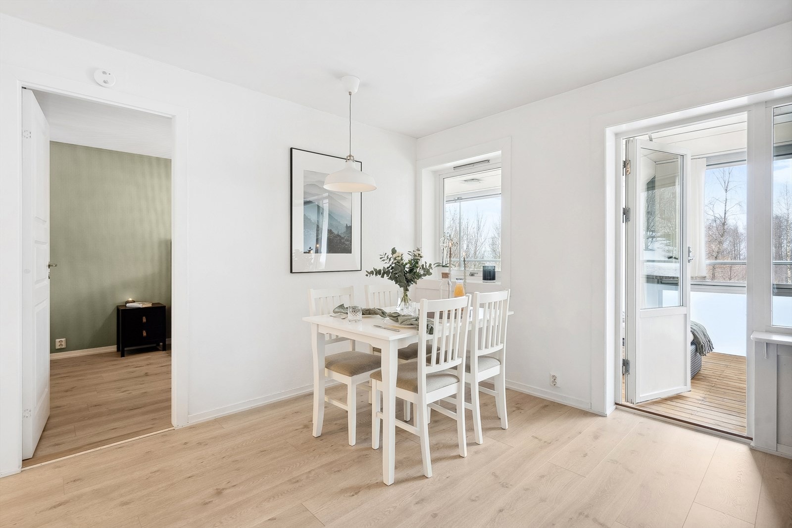 Fra stuen har du direkte utgang til egen, deilig innglasset balkong. Galleribilde