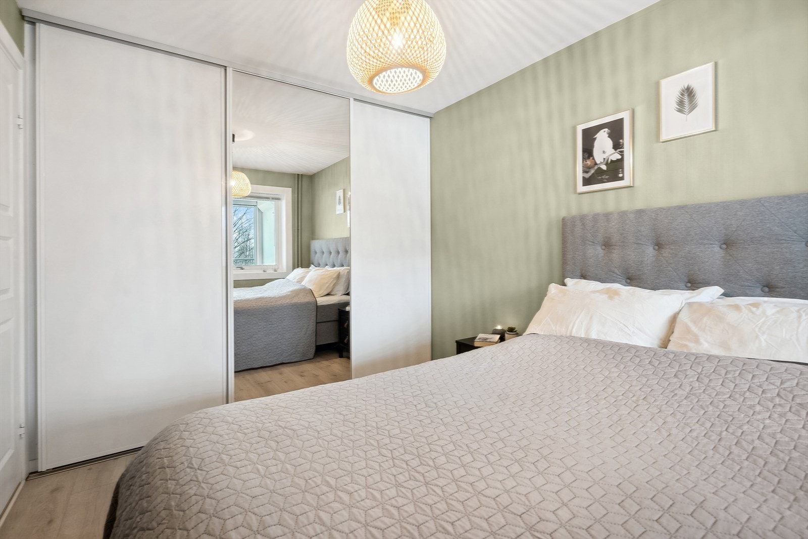 Stor skyvedørsgarderobe med innredning ble installert i 2016. Galleribilde