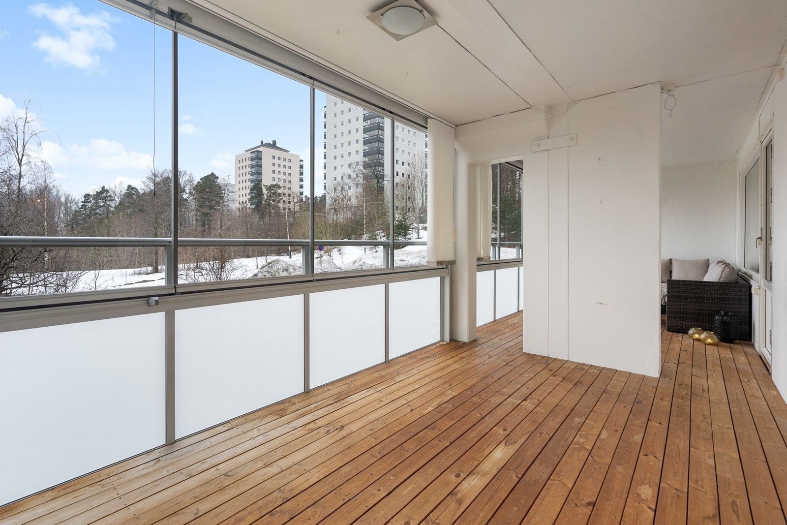 Glassene kan skyves helt opp for å få solen inn. Galleribilde