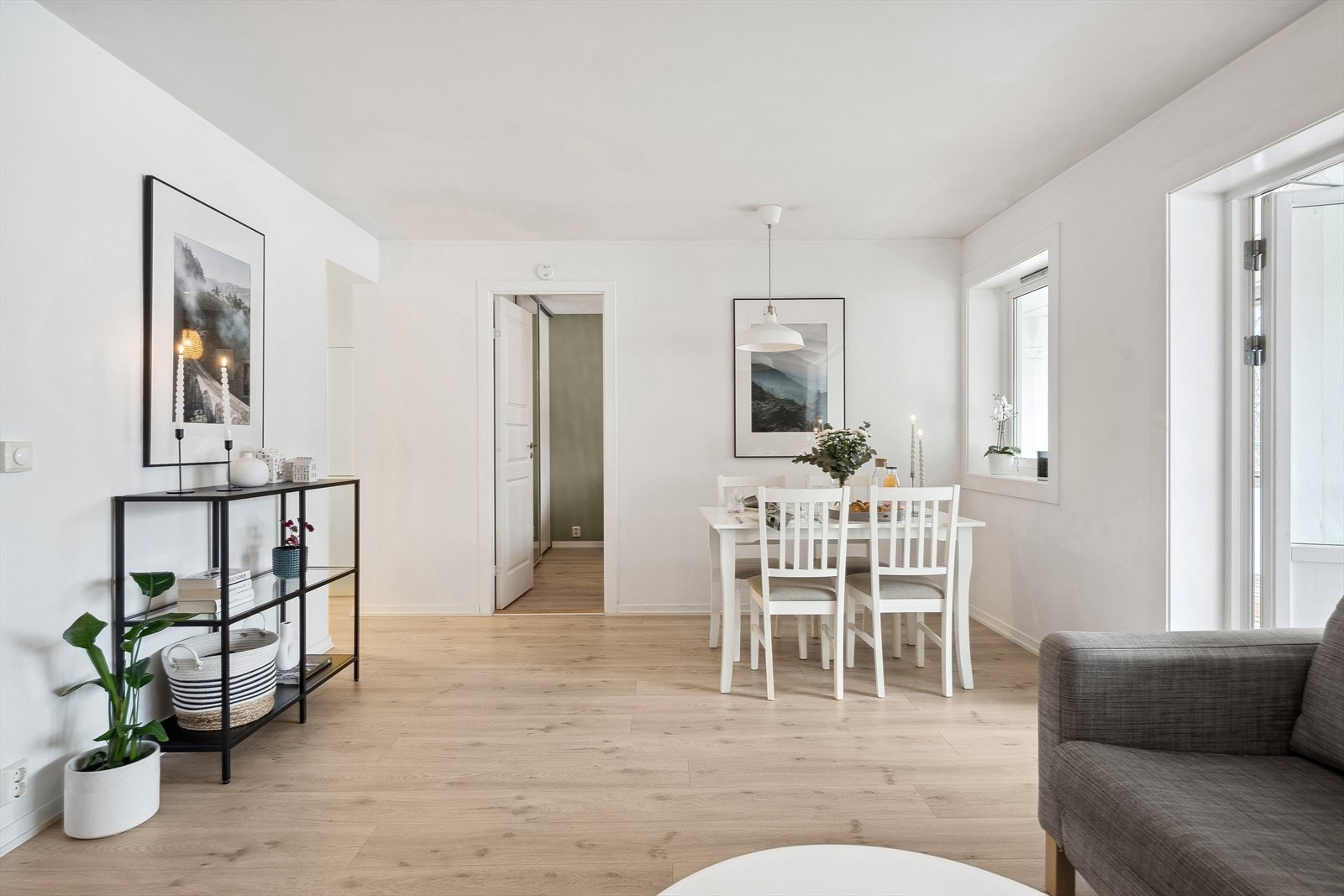 God plass til både sofagruppe og spisebord i stue. Galleribilde