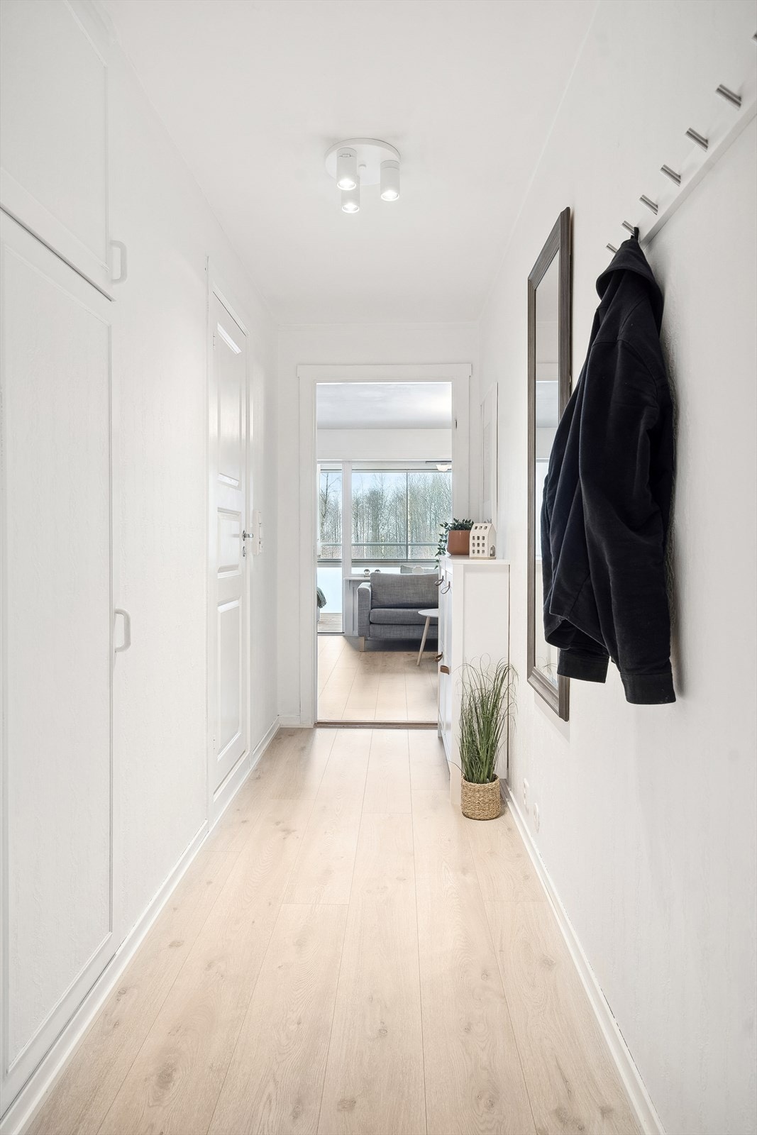 Lys og hyggelig gang med plass til entrémøblement. Galleribilde