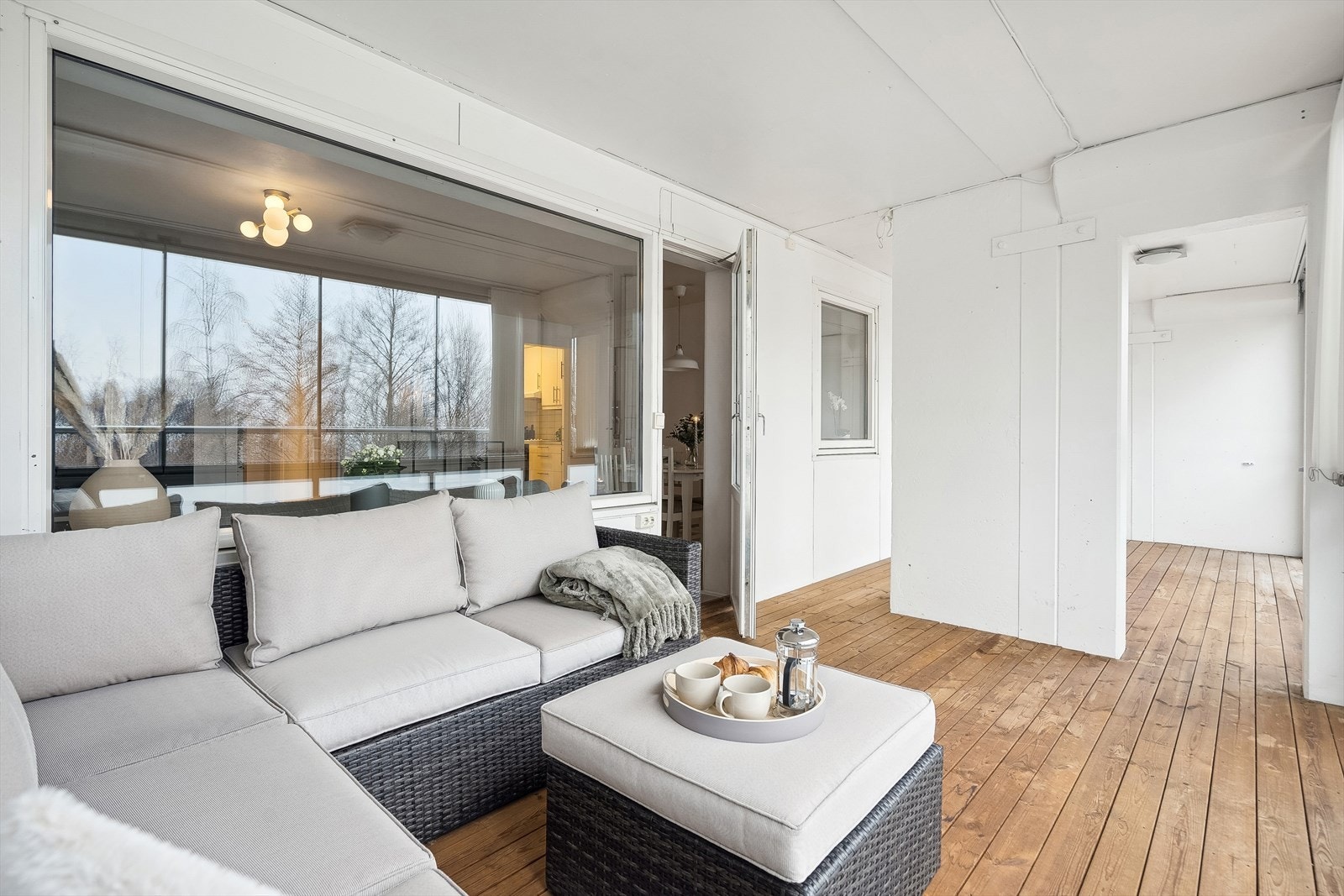 Balkongen er av svært god størrelse og går langsmed hele leilighetens bredde. Galleribilde