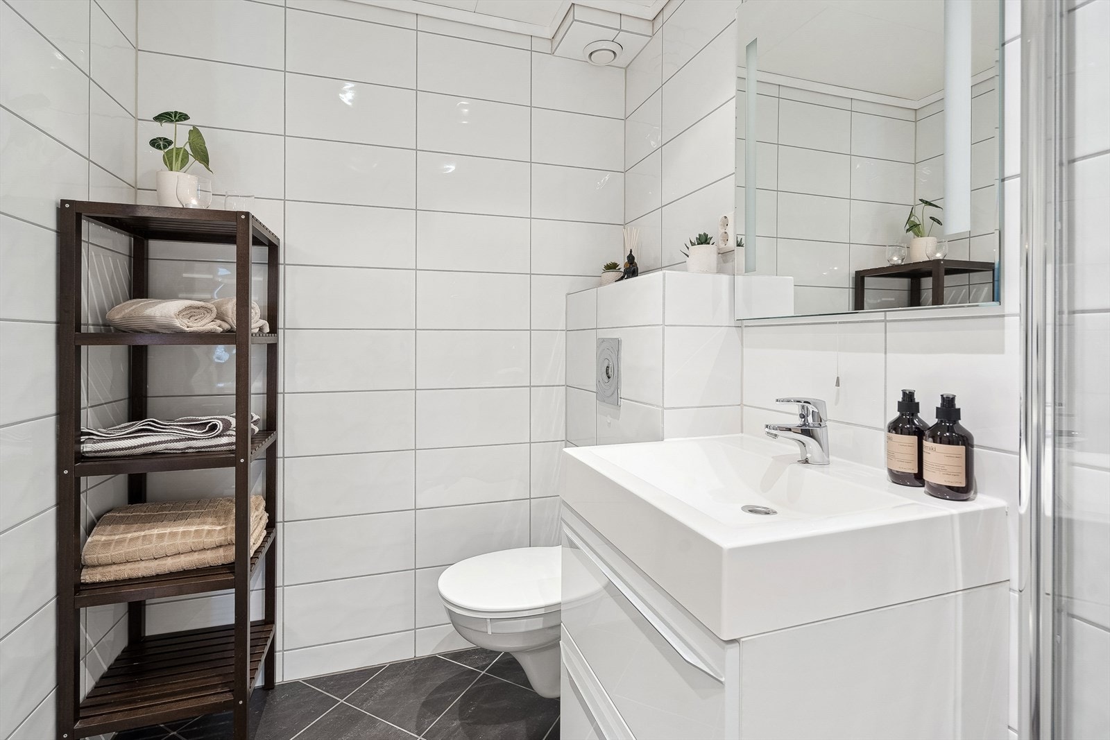 Badet skal totalrenoveres i løpet av året, og arbeidene anslås ferdig ila mid året (sommeren). Dette vil medføre økte felleskostnader (pga. økt andel fellesgjeld). Galleribilde
