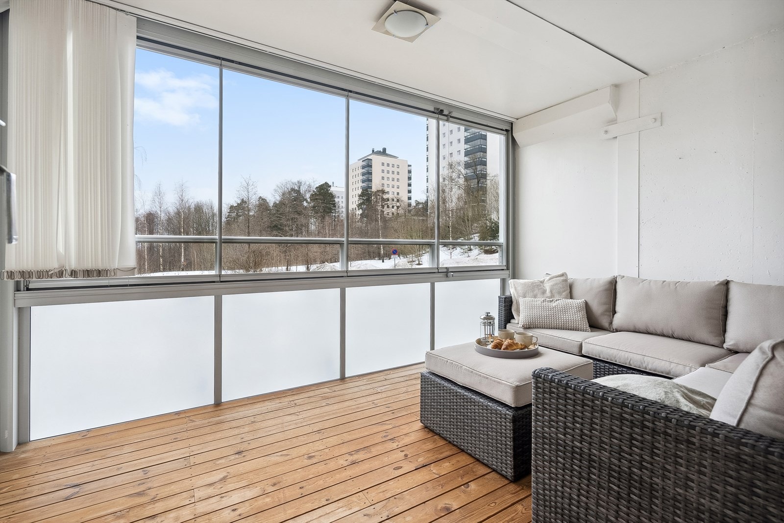 Balkongen er måler hele 20 kvm og fordeler seg på to gode rom. Galleribilde