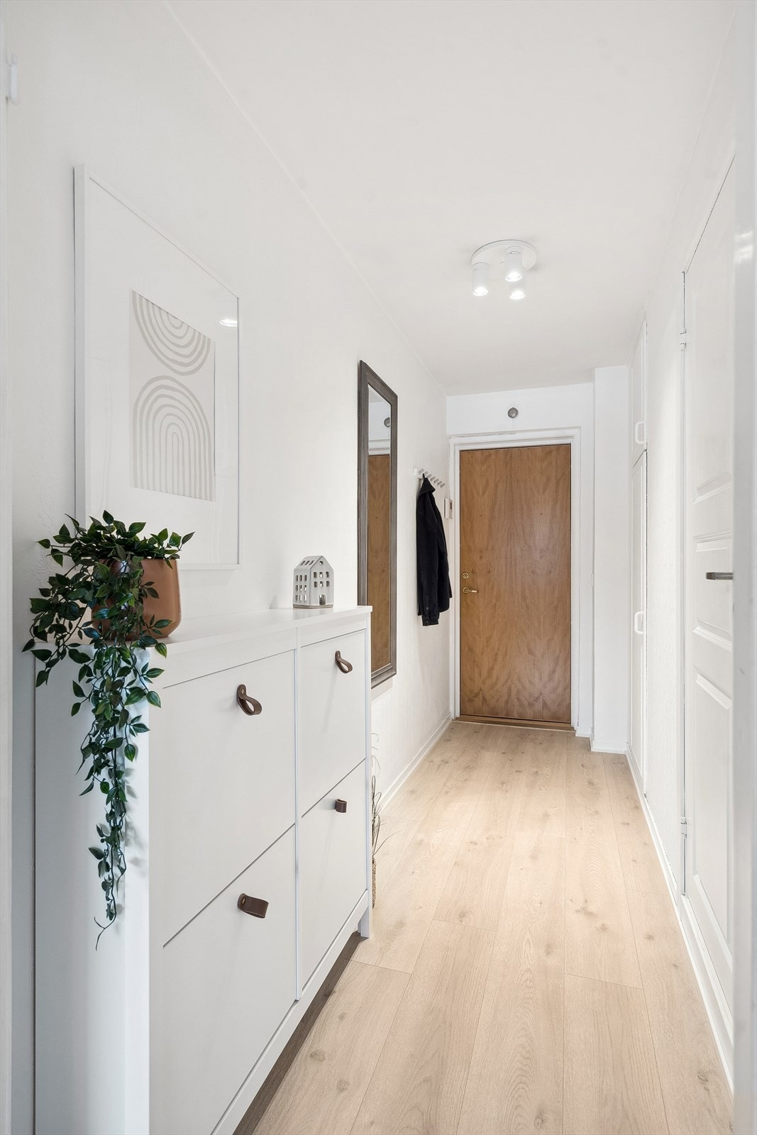 Integrerte skapdører på høyre side skjuler overraskende romslig kott / garderobe. Galleribilde