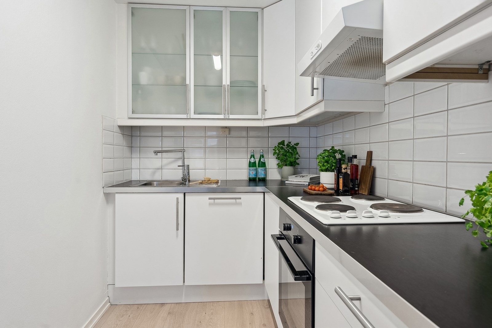 Kjøkkenet er utstyrt med integrerte hvitevarer som består av koketopp, stekeovn, kjøleskap og oppvaskmaskin. Galleribilde