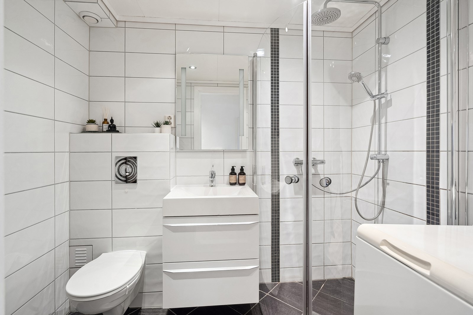 Romslig bad med opplegg til vaskemaskin. Galleribilde